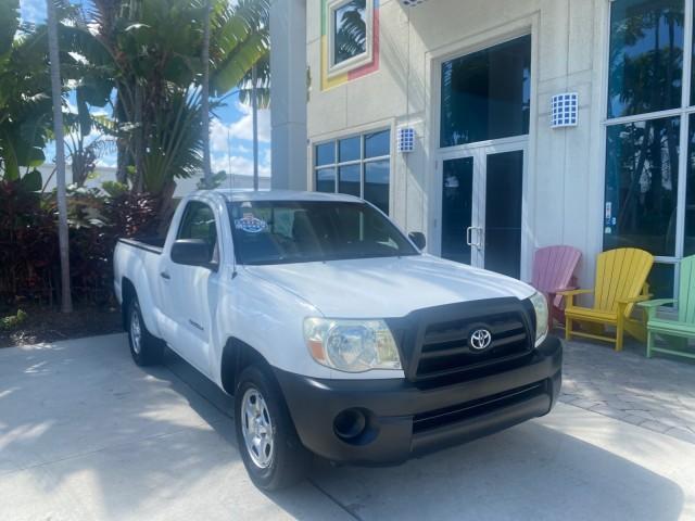 2009 Super White /Graphite Toyota Tacoma LOW MILES 25,398 1 OWNER (5TENX22N19Z) with an 2.7L DOHC EFI 16-Valve I4 VVT-i Engine engine, Automatic transmission, located at 4701 North Dixie Hwy, Pompano Beach, FL, 33064, (954) 422-2889, 26.240938, -80.123474 - OUR WEBPAGE FLORIDACARS1.COM HAS OVER 100 PHOTOS AND FREE CARFAX LINK 2009 TOYOTA TACOMA ICE COLD AC ONE OF A KIND FIND TOW PACKAGE VIN: 5TENX22N19Z601422 5 T E N X 2 2 N 1 9 Z 6 0 1 4 2 2 PICKUP 2.7L I4 F DOHC 16V GASOLINE 28 MPG REAR WHEEL DRIVE Features ABS Brakes AM/FM Stereo Automatic Transmiss - Photo#1