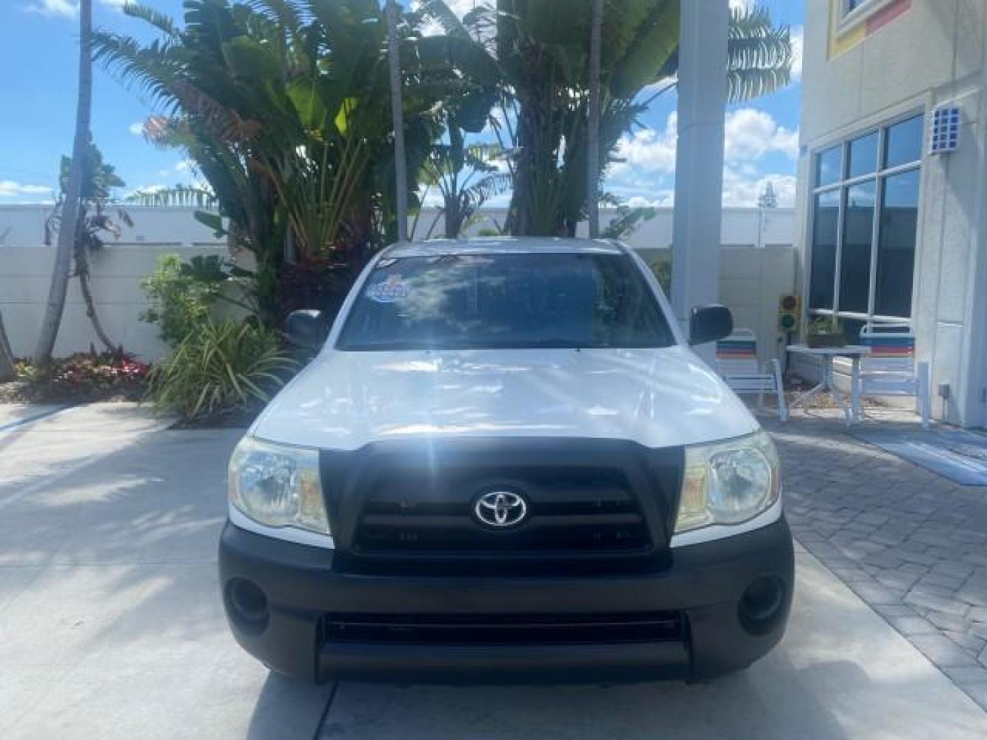 2009 Super White /Graphite Toyota Tacoma LOW MILES 25,398 1 OWNER (5TENX22N19Z) with an 2.7L DOHC EFI 16-Valve I4 VVT-i Engine engine, Automatic transmission, located at 4701 North Dixie Hwy, Pompano Beach, FL, 33064, (954) 422-2889, 26.240938, -80.123474 - OUR WEBPAGE FLORIDACARS1.COM HAS OVER 100 PHOTOS AND FREE CARFAX LINK 2009 TOYOTA TACOMA ICE COLD AC ONE OF A KIND FIND VIN: 5TENX22N19Z601422 5 T E N X 2 2 N 1 9 Z 6 0 1 4 2 2 PICKUP 2.7L I4 F DOHC 16V GASOLINE 28 MPG REAR WHEEL DRIVE Features ABS Brakes AM/FM Stereo Automatic Transmission Auxiliar - Photo#2