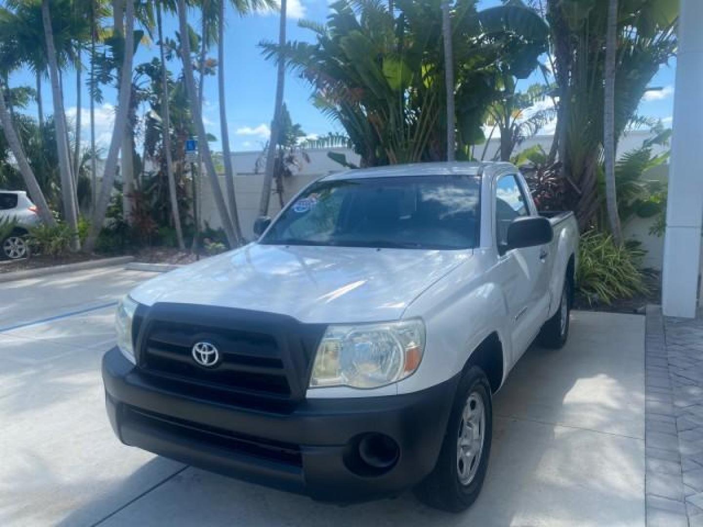 2009 Super White /Graphite Toyota Tacoma LOW MILES 25,398 1 OWNER (5TENX22N19Z) with an 2.7L DOHC EFI 16-Valve I4 VVT-i Engine engine, Automatic transmission, located at 4701 North Dixie Hwy, Pompano Beach, FL, 33064, (954) 422-2889, 26.240938, -80.123474 - OUR WEBPAGE FLORIDACARS1.COM HAS OVER 100 PHOTOS AND FREE CARFAX LINK 2009 TOYOTA TACOMA ICE COLD AC ONE OF A KIND FIND VIN: 5TENX22N19Z601422 5 T E N X 2 2 N 1 9 Z 6 0 1 4 2 2 PICKUP 2.7L I4 F DOHC 16V GASOLINE 28 MPG REAR WHEEL DRIVE Features ABS Brakes AM/FM Stereo Automatic Transmission Auxiliar - Photo#3