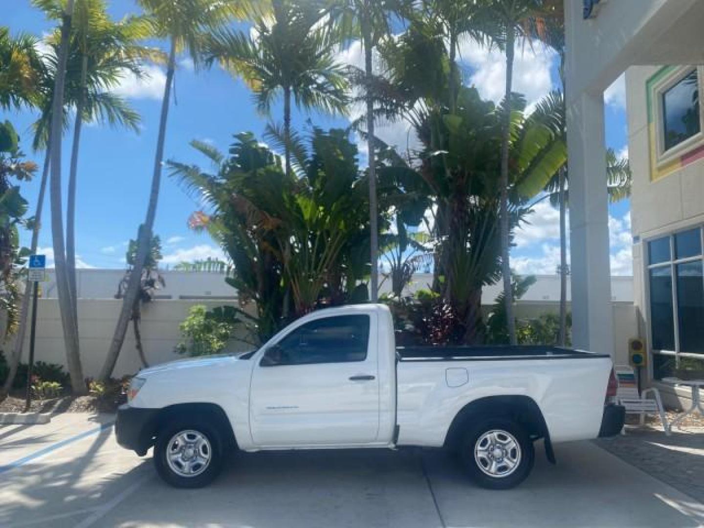 2009 Super White /Graphite Toyota Tacoma LOW MILES 25,398 1 OWNER (5TENX22N19Z) with an 2.7L DOHC EFI 16-Valve I4 VVT-i Engine engine, Automatic transmission, located at 4701 North Dixie Hwy, Pompano Beach, FL, 33064, (954) 422-2889, 26.240938, -80.123474 - OUR WEBPAGE FLORIDACARS1.COM HAS OVER 100 PHOTOS AND FREE CARFAX LINK 2009 TOYOTA TACOMA ICE COLD AC ONE OF A KIND FIND VIN: 5TENX22N19Z601422 5 T E N X 2 2 N 1 9 Z 6 0 1 4 2 2 PICKUP 2.7L I4 F DOHC 16V GASOLINE 28 MPG REAR WHEEL DRIVE Features ABS Brakes AM/FM Stereo Automatic Transmission Auxiliar - Photo#4