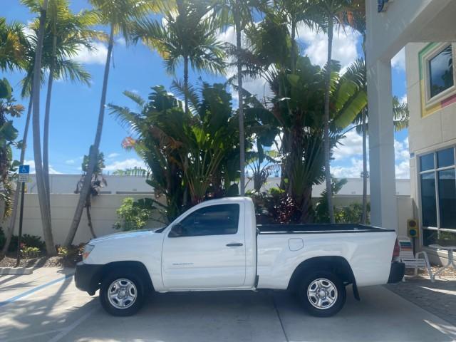 2009 Super White /Graphite Toyota Tacoma LOW MILES 25,398 1 OWNER (5TENX22N19Z) with an 2.7L DOHC EFI 16-Valve I4 VVT-i Engine engine, Automatic transmission, located at 4701 North Dixie Hwy, Pompano Beach, FL, 33064, (954) 422-2889, 26.240938, -80.123474 - OUR WEBPAGE FLORIDACARS1.COM HAS OVER 100 PHOTOS AND FREE CARFAX LINK 2009 TOYOTA TACOMA ICE COLD AC ONE OF A KIND FIND TOW PACKAGE VIN: 5TENX22N19Z601422 5 T E N X 2 2 N 1 9 Z 6 0 1 4 2 2 PICKUP 2.7L I4 F DOHC 16V GASOLINE 28 MPG REAR WHEEL DRIVE Features ABS Brakes AM/FM Stereo Automatic Transmiss - Photo#4