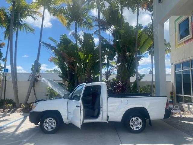 2009 Super White /Graphite Toyota Tacoma LOW MILES 25,398 1 OWNER (5TENX22N19Z) with an 2.7L DOHC EFI 16-Valve I4 VVT-i Engine engine, Automatic transmission, located at 4701 North Dixie Hwy, Pompano Beach, FL, 33064, (954) 422-2889, 26.240938, -80.123474 - OUR WEBPAGE FLORIDACARS1.COM HAS OVER 100 PHOTOS AND FREE CARFAX LINK 2009 TOYOTA TACOMA ICE COLD AC ONE OF A KIND FIND TOW PACKAGE VIN: 5TENX22N19Z601422 5 T E N X 2 2 N 1 9 Z 6 0 1 4 2 2 PICKUP 2.7L I4 F DOHC 16V GASOLINE 28 MPG REAR WHEEL DRIVE Features ABS Brakes AM/FM Stereo Automatic Transmiss - Photo#8
