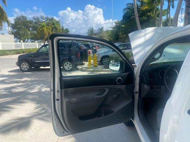 2009 Super White /Graphite Toyota Tacoma LOW MILES 25,398 1 OWNER (5TENX22N19Z) with an 2.7L DOHC EFI 16-Valve I4 VVT-i Engine engine, Automatic transmission, located at 4701 North Dixie Hwy, Pompano Beach, FL, 33064, (954) 422-2889, 26.240938, -80.123474 - OUR WEBPAGE FLORIDACARS1.COM HAS OVER 100 PHOTOS AND FREE CARFAX LINK 2009 TOYOTA TACOMA ICE COLD AC ONE OF A KIND FIND TOW PACKAGE VIN: 5TENX22N19Z601422 5 T E N X 2 2 N 1 9 Z 6 0 1 4 2 2 PICKUP 2.7L I4 F DOHC 16V GASOLINE 28 MPG REAR WHEEL DRIVE Features ABS Brakes AM/FM Stereo Automatic Transmiss - Photo#9
