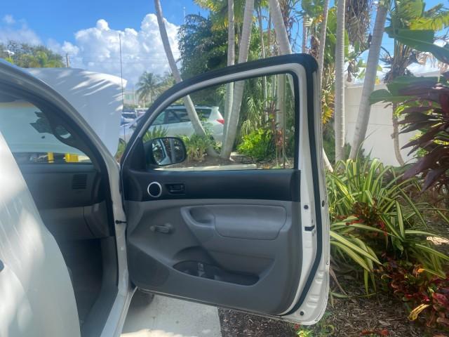 2009 Super White /Graphite Toyota Tacoma LOW MILES 25,398 1 OWNER (5TENX22N19Z) with an 2.7L DOHC EFI 16-Valve I4 VVT-i Engine engine, Automatic transmission, located at 4701 North Dixie Hwy, Pompano Beach, FL, 33064, (954) 422-2889, 26.240938, -80.123474 - OUR WEBPAGE FLORIDACARS1.COM HAS OVER 100 PHOTOS AND FREE CARFAX LINK 2009 TOYOTA TACOMA ICE COLD AC ONE OF A KIND FIND TOW PACKAGE VIN: 5TENX22N19Z601422 5 T E N X 2 2 N 1 9 Z 6 0 1 4 2 2 PICKUP 2.7L I4 F DOHC 16V GASOLINE 28 MPG REAR WHEEL DRIVE Features ABS Brakes AM/FM Stereo Automatic Transmiss - Photo#11