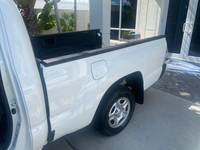 2009 Super White /Graphite Toyota Tacoma LOW MILES 25,398 1 OWNER (5TENX22N19Z) with an 2.7L DOHC EFI 16-Valve I4 VVT-i Engine engine, Automatic transmission, located at 4701 North Dixie Hwy, Pompano Beach, FL, 33064, (954) 422-2889, 26.240938, -80.123474 - OUR WEBPAGE FLORIDACARS1.COM HAS OVER 100 PHOTOS AND FREE CARFAX LINK 2009 TOYOTA TACOMA ICE COLD AC ONE OF A KIND FIND TOW PACKAGE VIN: 5TENX22N19Z601422 5 T E N X 2 2 N 1 9 Z 6 0 1 4 2 2 PICKUP 2.7L I4 F DOHC 16V GASOLINE 28 MPG REAR WHEEL DRIVE Features ABS Brakes AM/FM Stereo Automatic Transmiss - Photo#13