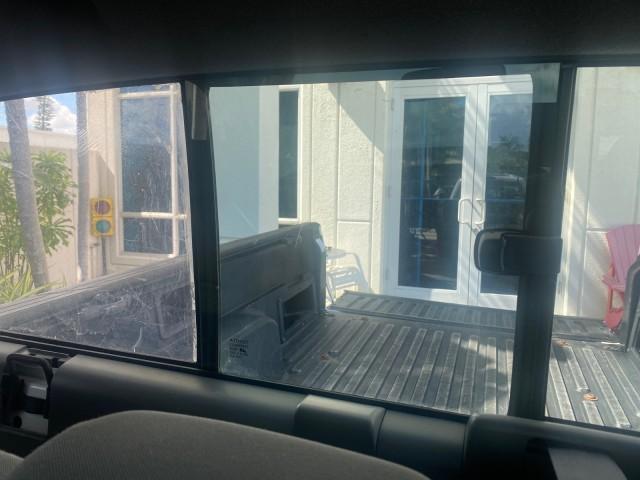 2009 Super White /Graphite Toyota Tacoma LOW MILES 25,398 1 OWNER (5TENX22N19Z) with an 2.7L DOHC EFI 16-Valve I4 VVT-i Engine engine, Automatic transmission, located at 4701 North Dixie Hwy, Pompano Beach, FL, 33064, (954) 422-2889, 26.240938, -80.123474 - OUR WEBPAGE FLORIDACARS1.COM HAS OVER 100 PHOTOS AND FREE CARFAX LINK 2009 TOYOTA TACOMA ICE COLD AC ONE OF A KIND FIND TOW PACKAGE VIN: 5TENX22N19Z601422 5 T E N X 2 2 N 1 9 Z 6 0 1 4 2 2 PICKUP 2.7L I4 F DOHC 16V GASOLINE 28 MPG REAR WHEEL DRIVE Features ABS Brakes AM/FM Stereo Automatic Transmiss - Photo#14