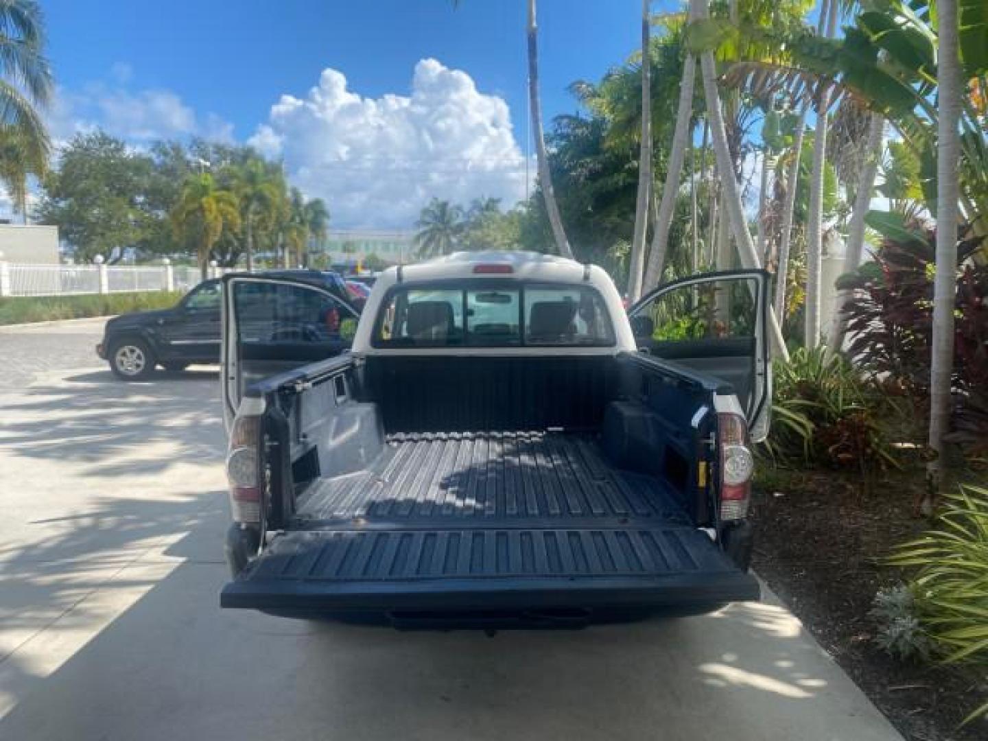 2009 Super White /Graphite Toyota Tacoma LOW MILES 25,398 1 OWNER (5TENX22N19Z) with an 2.7L DOHC EFI 16-Valve I4 VVT-i Engine engine, Automatic transmission, located at 4701 North Dixie Hwy, Pompano Beach, FL, 33064, (954) 422-2889, 26.240938, -80.123474 - OUR WEBPAGE FLORIDACARS1.COM HAS OVER 100 PHOTOS AND FREE CARFAX LINK 2009 TOYOTA TACOMA ICE COLD AC ONE OF A KIND FIND VIN: 5TENX22N19Z601422 5 T E N X 2 2 N 1 9 Z 6 0 1 4 2 2 PICKUP 2.7L I4 F DOHC 16V GASOLINE 28 MPG REAR WHEEL DRIVE Features ABS Brakes AM/FM Stereo Automatic Transmission Auxiliar - Photo#15