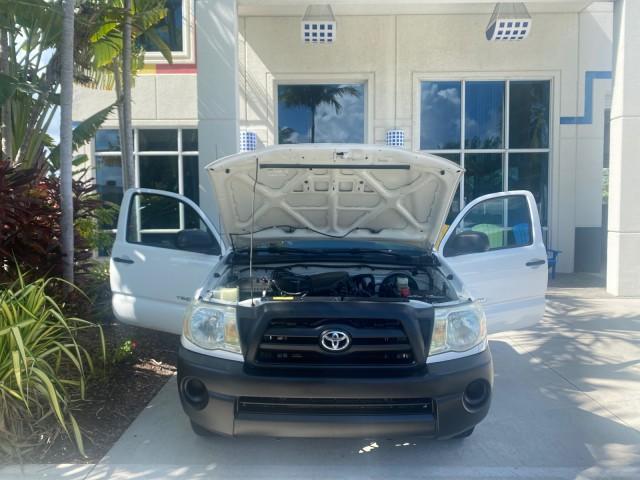 2009 Super White /Graphite Toyota Tacoma LOW MILES 25,398 1 OWNER (5TENX22N19Z) with an 2.7L DOHC EFI 16-Valve I4 VVT-i Engine engine, Automatic transmission, located at 4701 North Dixie Hwy, Pompano Beach, FL, 33064, (954) 422-2889, 26.240938, -80.123474 - OUR WEBPAGE FLORIDACARS1.COM HAS OVER 100 PHOTOS AND FREE CARFAX LINK 2009 TOYOTA TACOMA ICE COLD AC ONE OF A KIND FIND TOW PACKAGE VIN: 5TENX22N19Z601422 5 T E N X 2 2 N 1 9 Z 6 0 1 4 2 2 PICKUP 2.7L I4 F DOHC 16V GASOLINE 28 MPG REAR WHEEL DRIVE Features ABS Brakes AM/FM Stereo Automatic Transmiss - Photo#17