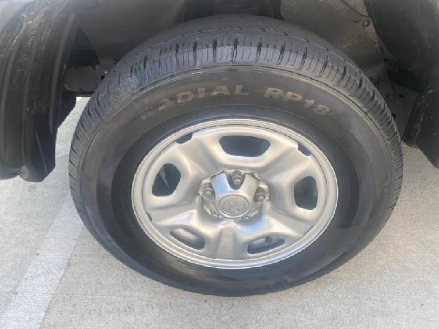 2009 Super White /Graphite Toyota Tacoma LOW MILES 25,398 1 OWNER (5TENX22N19Z) with an 2.7L DOHC EFI 16-Valve I4 VVT-i Engine engine, Automatic transmission, located at 4701 North Dixie Hwy, Pompano Beach, FL, 33064, (954) 422-2889, 26.240938, -80.123474 - OUR WEBPAGE FLORIDACARS1.COM HAS OVER 100 PHOTOS AND FREE CARFAX LINK 2009 TOYOTA TACOMA ICE COLD AC ONE OF A KIND FIND VIN: 5TENX22N19Z601422 5 T E N X 2 2 N 1 9 Z 6 0 1 4 2 2 PICKUP 2.7L I4 F DOHC 16V GASOLINE 28 MPG REAR WHEEL DRIVE Features ABS Brakes AM/FM Stereo Automatic Transmission Auxiliar - Photo#19