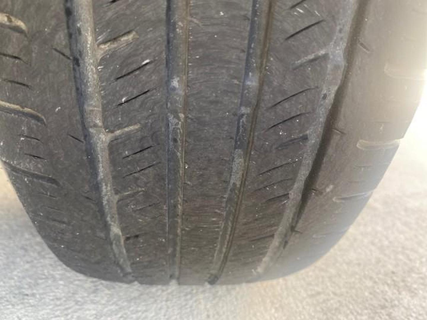 2009 Super White /Graphite Toyota Tacoma LOW MILES 25,398 1 OWNER (5TENX22N19Z) with an 2.7L DOHC EFI 16-Valve I4 VVT-i Engine engine, Automatic transmission, located at 4701 North Dixie Hwy, Pompano Beach, FL, 33064, (954) 422-2889, 26.240938, -80.123474 - OUR WEBPAGE FLORIDACARS1.COM HAS OVER 100 PHOTOS AND FREE CARFAX LINK 2009 TOYOTA TACOMA ICE COLD AC ONE OF A KIND FIND VIN: 5TENX22N19Z601422 5 T E N X 2 2 N 1 9 Z 6 0 1 4 2 2 PICKUP 2.7L I4 F DOHC 16V GASOLINE 28 MPG REAR WHEEL DRIVE Features ABS Brakes AM/FM Stereo Automatic Transmission Auxiliar - Photo#20