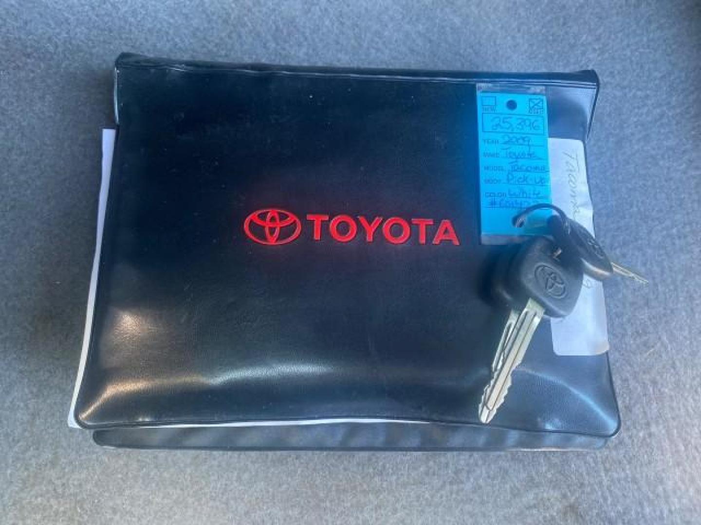 2009 Super White /Graphite Toyota Tacoma LOW MILES 25,398 1 OWNER (5TENX22N19Z) with an 2.7L DOHC EFI 16-Valve I4 VVT-i Engine engine, Automatic transmission, located at 4701 North Dixie Hwy, Pompano Beach, FL, 33064, (954) 422-2889, 26.240938, -80.123474 - OUR WEBPAGE FLORIDACARS1.COM HAS OVER 100 PHOTOS AND FREE CARFAX LINK 2009 TOYOTA TACOMA ICE COLD AC ONE OF A KIND FIND VIN: 5TENX22N19Z601422 5 T E N X 2 2 N 1 9 Z 6 0 1 4 2 2 PICKUP 2.7L I4 F DOHC 16V GASOLINE 28 MPG REAR WHEEL DRIVE Features ABS Brakes AM/FM Stereo Automatic Transmission Auxiliar - Photo#23