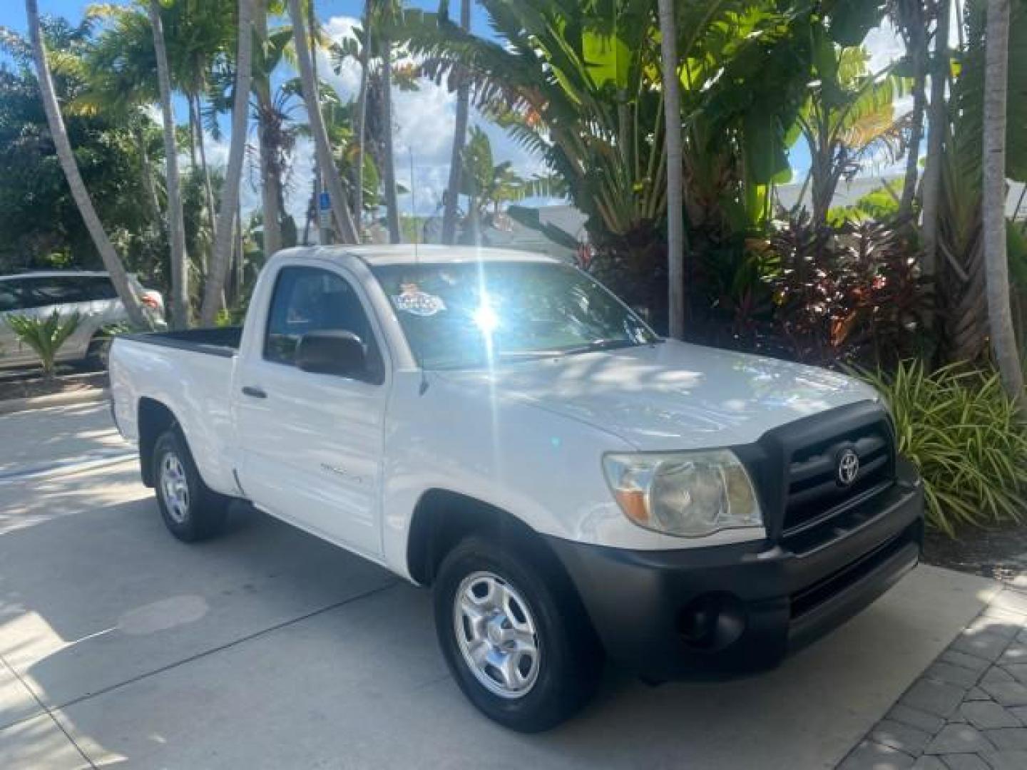 2009 Super White /Graphite Toyota Tacoma LOW MILES 25,398 1 OWNER (5TENX22N19Z) with an 2.7L DOHC EFI 16-Valve I4 VVT-i Engine engine, Automatic transmission, located at 4701 North Dixie Hwy, Pompano Beach, FL, 33064, (954) 422-2889, 26.240938, -80.123474 - OUR WEBPAGE FLORIDACARS1.COM HAS OVER 100 PHOTOS AND FREE CARFAX LINK 2009 TOYOTA TACOMA ICE COLD AC ONE OF A KIND FIND VIN: 5TENX22N19Z601422 5 T E N X 2 2 N 1 9 Z 6 0 1 4 2 2 PICKUP 2.7L I4 F DOHC 16V GASOLINE 28 MPG REAR WHEEL DRIVE Features ABS Brakes AM/FM Stereo Automatic Transmission Auxiliar - Photo#24