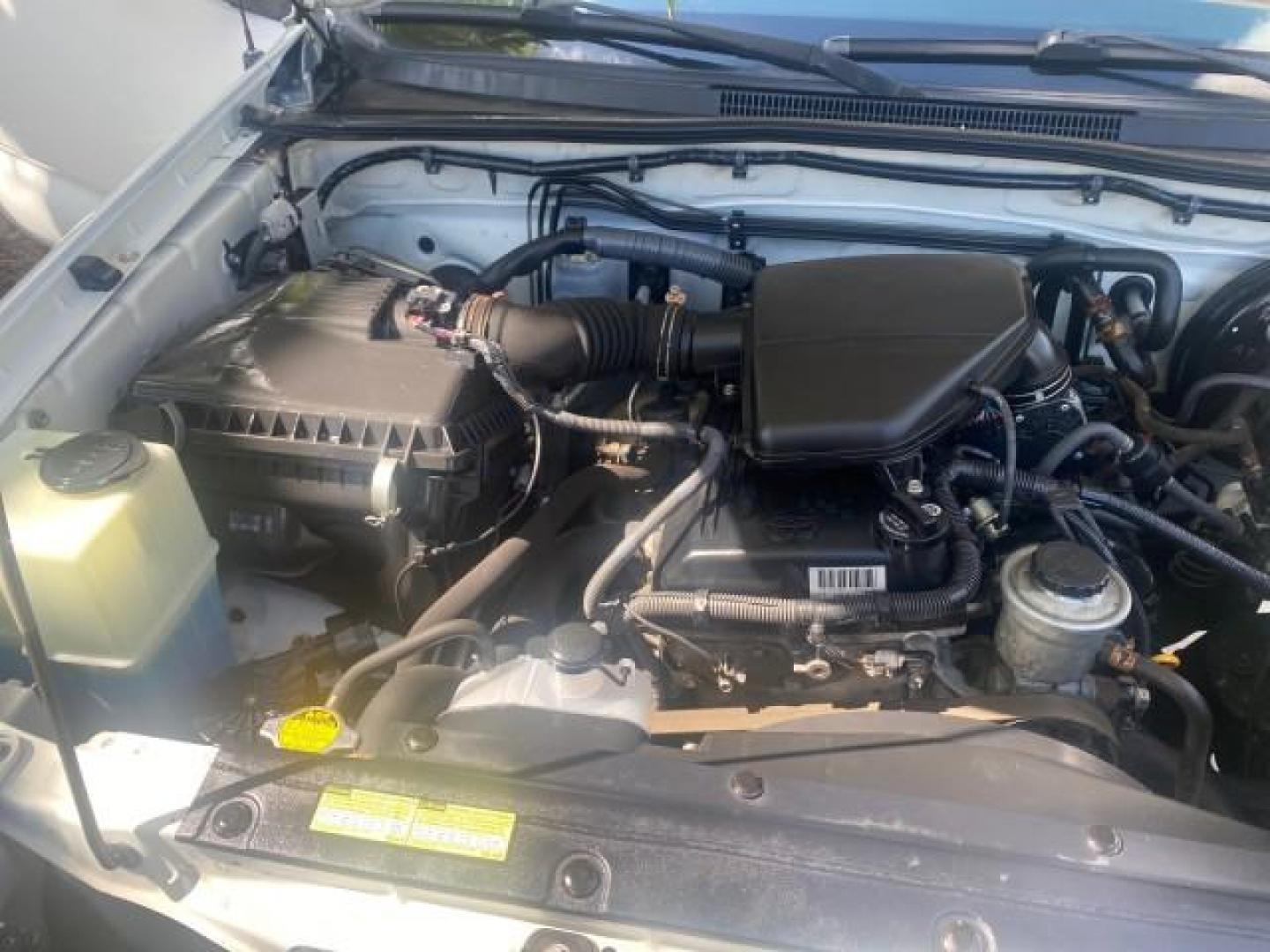 2009 Super White /Graphite Toyota Tacoma LOW MILES 25,398 1 OWNER (5TENX22N19Z) with an 2.7L DOHC EFI 16-Valve I4 VVT-i Engine engine, Automatic transmission, located at 4701 North Dixie Hwy, Pompano Beach, FL, 33064, (954) 422-2889, 26.240938, -80.123474 - OUR WEBPAGE FLORIDACARS1.COM HAS OVER 100 PHOTOS AND FREE CARFAX LINK 2009 TOYOTA TACOMA ICE COLD AC ONE OF A KIND FIND VIN: 5TENX22N19Z601422 5 T E N X 2 2 N 1 9 Z 6 0 1 4 2 2 PICKUP 2.7L I4 F DOHC 16V GASOLINE 28 MPG REAR WHEEL DRIVE Features ABS Brakes AM/FM Stereo Automatic Transmission Auxiliar - Photo#25