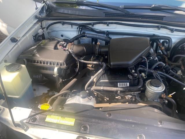 2009 Super White /Graphite Toyota Tacoma LOW MILES 25,398 1 OWNER (5TENX22N19Z) with an 2.7L DOHC EFI 16-Valve I4 VVT-i Engine engine, Automatic transmission, located at 4701 North Dixie Hwy, Pompano Beach, FL, 33064, (954) 422-2889, 26.240938, -80.123474 - OUR WEBPAGE FLORIDACARS1.COM HAS OVER 100 PHOTOS AND FREE CARFAX LINK 2009 TOYOTA TACOMA ICE COLD AC ONE OF A KIND FIND TOW PACKAGE VIN: 5TENX22N19Z601422 5 T E N X 2 2 N 1 9 Z 6 0 1 4 2 2 PICKUP 2.7L I4 F DOHC 16V GASOLINE 28 MPG REAR WHEEL DRIVE Features ABS Brakes AM/FM Stereo Automatic Transmiss - Photo#25