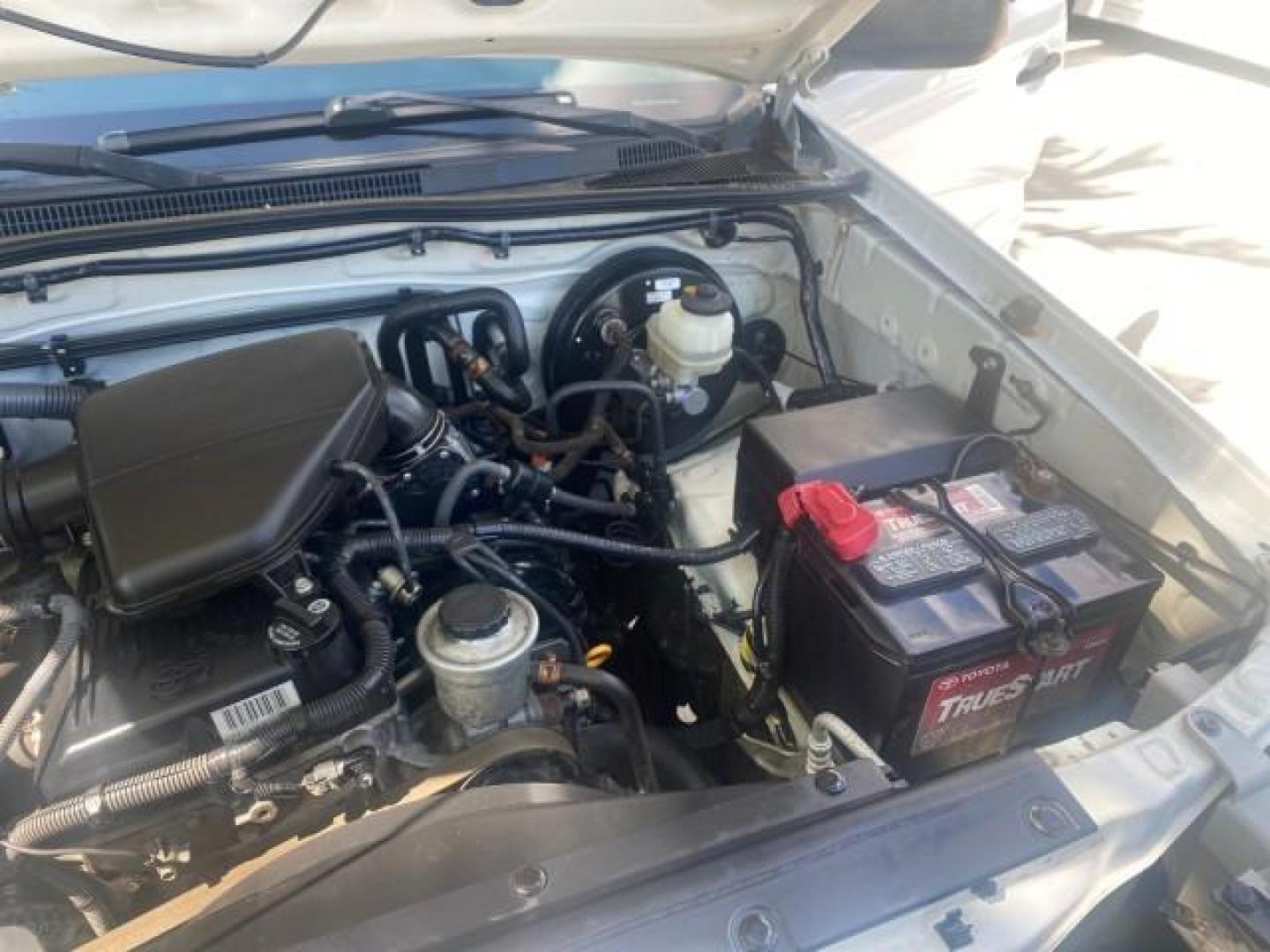 2009 Super White /Graphite Toyota Tacoma LOW MILES 25,398 1 OWNER (5TENX22N19Z) with an 2.7L DOHC EFI 16-Valve I4 VVT-i Engine engine, Automatic transmission, located at 4701 North Dixie Hwy, Pompano Beach, FL, 33064, (954) 422-2889, 26.240938, -80.123474 - OUR WEBPAGE FLORIDACARS1.COM HAS OVER 100 PHOTOS AND FREE CARFAX LINK 2009 TOYOTA TACOMA ICE COLD AC ONE OF A KIND FIND VIN: 5TENX22N19Z601422 5 T E N X 2 2 N 1 9 Z 6 0 1 4 2 2 PICKUP 2.7L I4 F DOHC 16V GASOLINE 28 MPG REAR WHEEL DRIVE Features ABS Brakes AM/FM Stereo Automatic Transmission Auxiliar - Photo#26