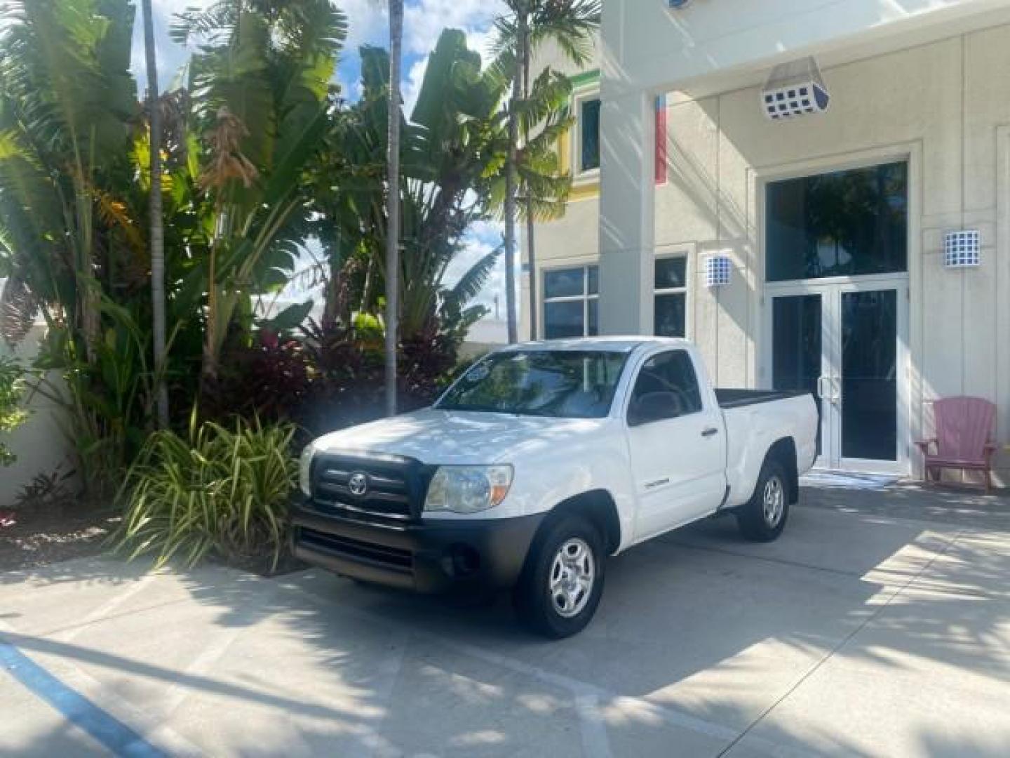 2009 Super White /Graphite Toyota Tacoma LOW MILES 25,398 1 OWNER (5TENX22N19Z) with an 2.7L DOHC EFI 16-Valve I4 VVT-i Engine engine, Automatic transmission, located at 4701 North Dixie Hwy, Pompano Beach, FL, 33064, (954) 422-2889, 26.240938, -80.123474 - OUR WEBPAGE FLORIDACARS1.COM HAS OVER 100 PHOTOS AND FREE CARFAX LINK 2009 TOYOTA TACOMA ICE COLD AC ONE OF A KIND FIND VIN: 5TENX22N19Z601422 5 T E N X 2 2 N 1 9 Z 6 0 1 4 2 2 PICKUP 2.7L I4 F DOHC 16V GASOLINE 28 MPG REAR WHEEL DRIVE Features ABS Brakes AM/FM Stereo Automatic Transmission Auxiliar - Photo#29