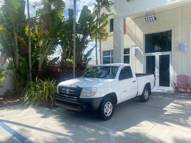 2009 Super White /Graphite Toyota Tacoma LOW MILES 25,398 1 OWNER (5TENX22N19Z) with an 2.7L DOHC EFI 16-Valve I4 VVT-i Engine engine, Automatic transmission, located at 4701 North Dixie Hwy, Pompano Beach, FL, 33064, (954) 422-2889, 26.240938, -80.123474 - OUR WEBPAGE FLORIDACARS1.COM HAS OVER 100 PHOTOS AND FREE CARFAX LINK 2009 TOYOTA TACOMA ICE COLD AC ONE OF A KIND FIND TOW PACKAGE VIN: 5TENX22N19Z601422 5 T E N X 2 2 N 1 9 Z 6 0 1 4 2 2 PICKUP 2.7L I4 F DOHC 16V GASOLINE 28 MPG REAR WHEEL DRIVE Features ABS Brakes AM/FM Stereo Automatic Transmiss - Photo#29