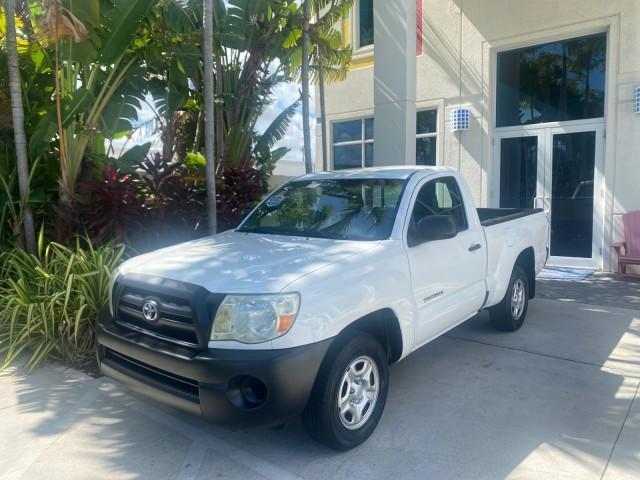 2009 Super White /Graphite Toyota Tacoma LOW MILES 25,398 1 OWNER (5TENX22N19Z) with an 2.7L DOHC EFI 16-Valve I4 VVT-i Engine engine, Automatic transmission, located at 4701 North Dixie Hwy, Pompano Beach, FL, 33064, (954) 422-2889, 26.240938, -80.123474 - OUR WEBPAGE FLORIDACARS1.COM HAS OVER 100 PHOTOS AND FREE CARFAX LINK 2009 TOYOTA TACOMA ICE COLD AC ONE OF A KIND FIND TOW PACKAGE VIN: 5TENX22N19Z601422 5 T E N X 2 2 N 1 9 Z 6 0 1 4 2 2 PICKUP 2.7L I4 F DOHC 16V GASOLINE 28 MPG REAR WHEEL DRIVE Features ABS Brakes AM/FM Stereo Automatic Transmiss - Photo#30