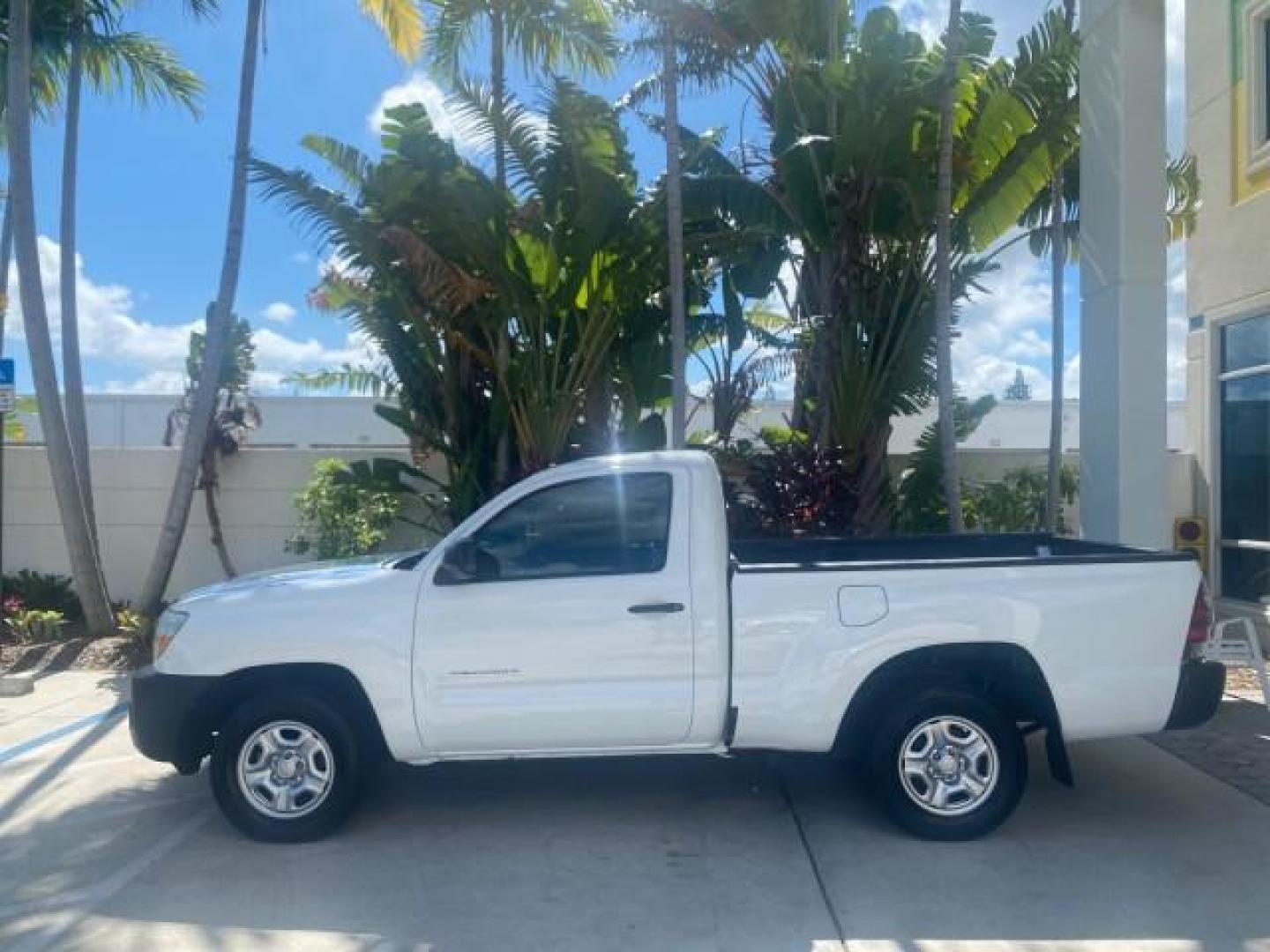 2009 Super White /Graphite Toyota Tacoma LOW MILES 25,398 1 OWNER (5TENX22N19Z) with an 2.7L DOHC EFI 16-Valve I4 VVT-i Engine engine, Automatic transmission, located at 4701 North Dixie Hwy, Pompano Beach, FL, 33064, (954) 422-2889, 26.240938, -80.123474 - OUR WEBPAGE FLORIDACARS1.COM HAS OVER 100 PHOTOS AND FREE CARFAX LINK 2009 TOYOTA TACOMA ICE COLD AC ONE OF A KIND FIND VIN: 5TENX22N19Z601422 5 T E N X 2 2 N 1 9 Z 6 0 1 4 2 2 PICKUP 2.7L I4 F DOHC 16V GASOLINE 28 MPG REAR WHEEL DRIVE Features ABS Brakes AM/FM Stereo Automatic Transmission Auxiliar - Photo#32