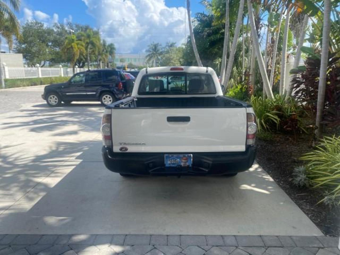 2009 Super White /Graphite Toyota Tacoma LOW MILES 25,398 1 OWNER (5TENX22N19Z) with an 2.7L DOHC EFI 16-Valve I4 VVT-i Engine engine, Automatic transmission, located at 4701 North Dixie Hwy, Pompano Beach, FL, 33064, (954) 422-2889, 26.240938, -80.123474 - OUR WEBPAGE FLORIDACARS1.COM HAS OVER 100 PHOTOS AND FREE CARFAX LINK 2009 TOYOTA TACOMA ICE COLD AC ONE OF A KIND FIND VIN: 5TENX22N19Z601422 5 T E N X 2 2 N 1 9 Z 6 0 1 4 2 2 PICKUP 2.7L I4 F DOHC 16V GASOLINE 28 MPG REAR WHEEL DRIVE Features ABS Brakes AM/FM Stereo Automatic Transmission Auxiliar - Photo#35