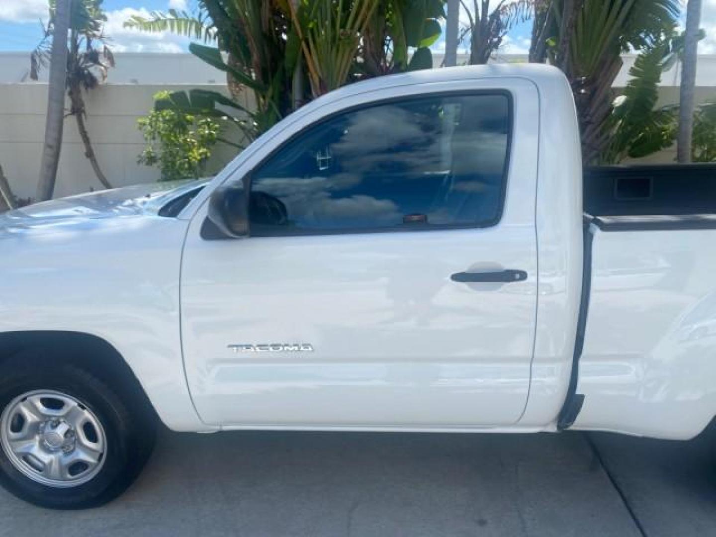 2009 Super White /Graphite Toyota Tacoma LOW MILES 25,398 1 OWNER (5TENX22N19Z) with an 2.7L DOHC EFI 16-Valve I4 VVT-i Engine engine, Automatic transmission, located at 4701 North Dixie Hwy, Pompano Beach, FL, 33064, (954) 422-2889, 26.240938, -80.123474 - OUR WEBPAGE FLORIDACARS1.COM HAS OVER 100 PHOTOS AND FREE CARFAX LINK 2009 TOYOTA TACOMA ICE COLD AC ONE OF A KIND FIND VIN: 5TENX22N19Z601422 5 T E N X 2 2 N 1 9 Z 6 0 1 4 2 2 PICKUP 2.7L I4 F DOHC 16V GASOLINE 28 MPG REAR WHEEL DRIVE Features ABS Brakes AM/FM Stereo Automatic Transmission Auxiliar - Photo#37