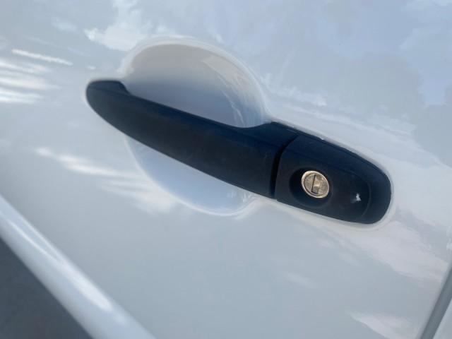 2009 Super White /Graphite Toyota Tacoma LOW MILES 25,398 1 OWNER (5TENX22N19Z) with an 2.7L DOHC EFI 16-Valve I4 VVT-i Engine engine, Automatic transmission, located at 4701 North Dixie Hwy, Pompano Beach, FL, 33064, (954) 422-2889, 26.240938, -80.123474 - OUR WEBPAGE FLORIDACARS1.COM HAS OVER 100 PHOTOS AND FREE CARFAX LINK 2009 TOYOTA TACOMA ICE COLD AC ONE OF A KIND FIND TOW PACKAGE VIN: 5TENX22N19Z601422 5 T E N X 2 2 N 1 9 Z 6 0 1 4 2 2 PICKUP 2.7L I4 F DOHC 16V GASOLINE 28 MPG REAR WHEEL DRIVE Features ABS Brakes AM/FM Stereo Automatic Transmiss - Photo#38