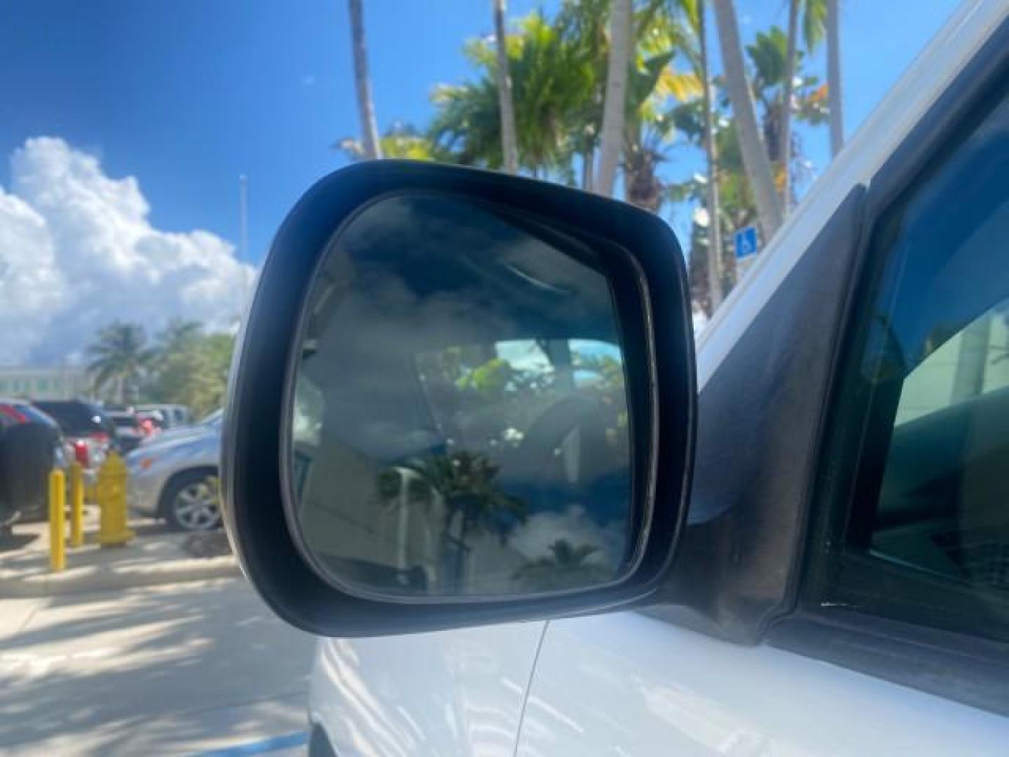 2009 Super White /Graphite Toyota Tacoma LOW MILES 25,398 1 OWNER (5TENX22N19Z) with an 2.7L DOHC EFI 16-Valve I4 VVT-i Engine engine, Automatic transmission, located at 4701 North Dixie Hwy, Pompano Beach, FL, 33064, (954) 422-2889, 26.240938, -80.123474 - OUR WEBPAGE FLORIDACARS1.COM HAS OVER 100 PHOTOS AND FREE CARFAX LINK 2009 TOYOTA TACOMA ICE COLD AC ONE OF A KIND FIND VIN: 5TENX22N19Z601422 5 T E N X 2 2 N 1 9 Z 6 0 1 4 2 2 PICKUP 2.7L I4 F DOHC 16V GASOLINE 28 MPG REAR WHEEL DRIVE Features ABS Brakes AM/FM Stereo Automatic Transmission Auxiliar - Photo#39