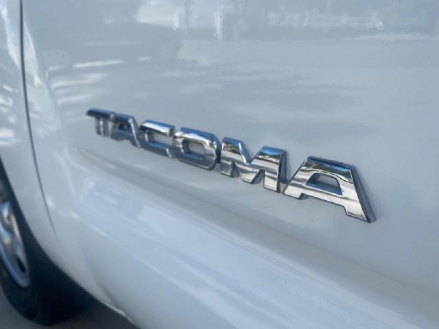 2009 Super White /Graphite Toyota Tacoma LOW MILES 25,398 1 OWNER (5TENX22N19Z) with an 2.7L DOHC EFI 16-Valve I4 VVT-i Engine engine, Automatic transmission, located at 4701 North Dixie Hwy, Pompano Beach, FL, 33064, (954) 422-2889, 26.240938, -80.123474 - OUR WEBPAGE FLORIDACARS1.COM HAS OVER 100 PHOTOS AND FREE CARFAX LINK 2009 TOYOTA TACOMA ICE COLD AC ONE OF A KIND FIND VIN: 5TENX22N19Z601422 5 T E N X 2 2 N 1 9 Z 6 0 1 4 2 2 PICKUP 2.7L I4 F DOHC 16V GASOLINE 28 MPG REAR WHEEL DRIVE Features ABS Brakes AM/FM Stereo Automatic Transmission Auxiliar - Photo#41