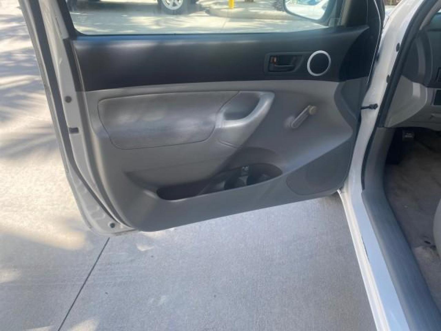 2009 Super White /Graphite Toyota Tacoma LOW MILES 25,398 1 OWNER (5TENX22N19Z) with an 2.7L DOHC EFI 16-Valve I4 VVT-i Engine engine, Automatic transmission, located at 4701 North Dixie Hwy, Pompano Beach, FL, 33064, (954) 422-2889, 26.240938, -80.123474 - OUR WEBPAGE FLORIDACARS1.COM HAS OVER 100 PHOTOS AND FREE CARFAX LINK 2009 TOYOTA TACOMA ICE COLD AC ONE OF A KIND FIND VIN: 5TENX22N19Z601422 5 T E N X 2 2 N 1 9 Z 6 0 1 4 2 2 PICKUP 2.7L I4 F DOHC 16V GASOLINE 28 MPG REAR WHEEL DRIVE Features ABS Brakes AM/FM Stereo Automatic Transmission Auxiliar - Photo#42