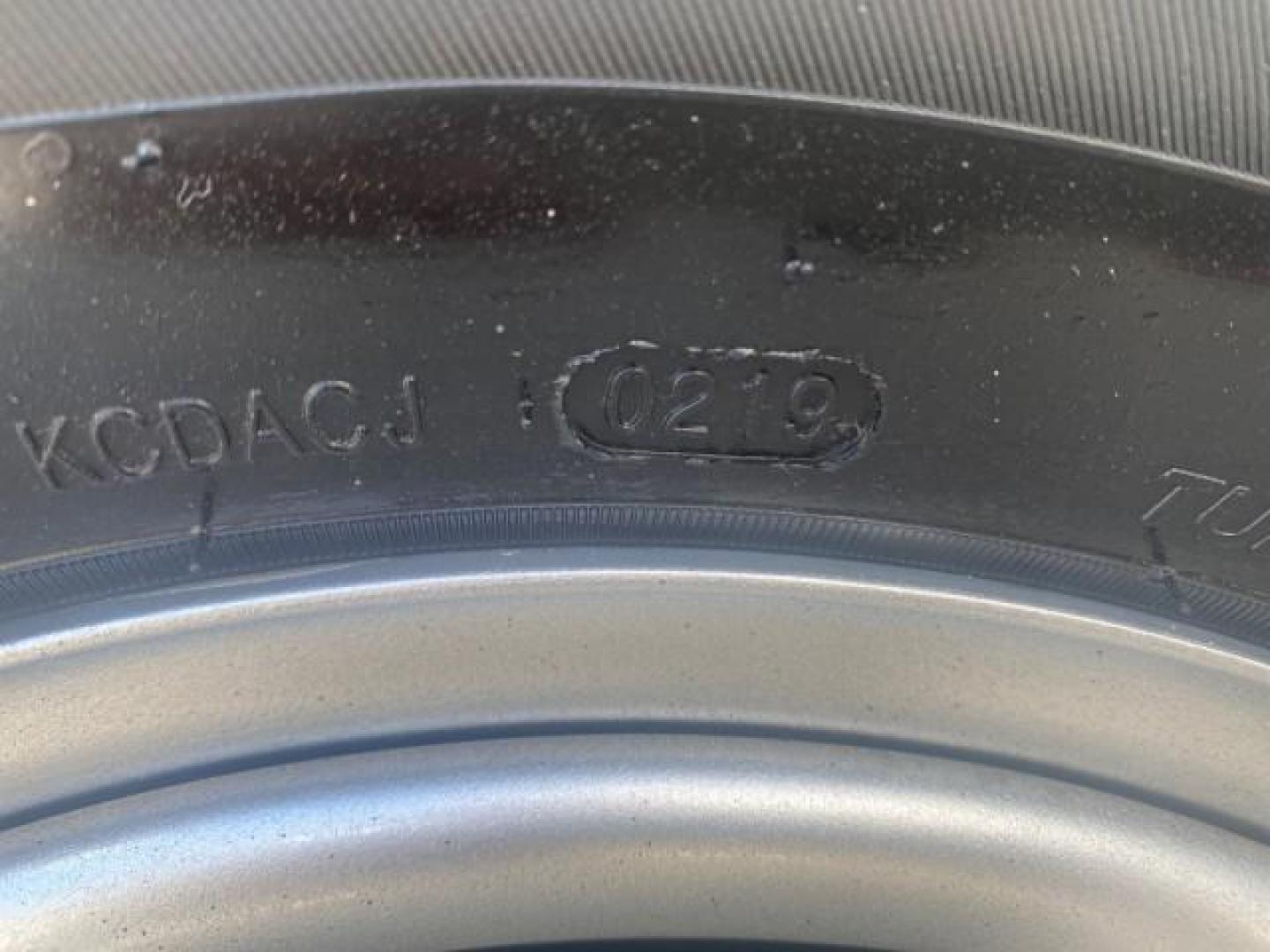 2009 Super White /Graphite Toyota Tacoma LOW MILES 25,398 1 OWNER (5TENX22N19Z) with an 2.7L DOHC EFI 16-Valve I4 VVT-i Engine engine, Automatic transmission, located at 4701 North Dixie Hwy, Pompano Beach, FL, 33064, (954) 422-2889, 26.240938, -80.123474 - OUR WEBPAGE FLORIDACARS1.COM HAS OVER 100 PHOTOS AND FREE CARFAX LINK 2009 TOYOTA TACOMA ICE COLD AC ONE OF A KIND FIND VIN: 5TENX22N19Z601422 5 T E N X 2 2 N 1 9 Z 6 0 1 4 2 2 PICKUP 2.7L I4 F DOHC 16V GASOLINE 28 MPG REAR WHEEL DRIVE Features ABS Brakes AM/FM Stereo Automatic Transmission Auxiliar - Photo#43