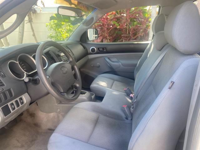 2009 Super White /Graphite Toyota Tacoma LOW MILES 25,398 1 OWNER (5TENX22N19Z) with an 2.7L DOHC EFI 16-Valve I4 VVT-i Engine engine, Automatic transmission, located at 4701 North Dixie Hwy, Pompano Beach, FL, 33064, (954) 422-2889, 26.240938, -80.123474 - OUR WEBPAGE FLORIDACARS1.COM HAS OVER 100 PHOTOS AND FREE CARFAX LINK 2009 TOYOTA TACOMA ICE COLD AC ONE OF A KIND FIND TOW PACKAGE VIN: 5TENX22N19Z601422 5 T E N X 2 2 N 1 9 Z 6 0 1 4 2 2 PICKUP 2.7L I4 F DOHC 16V GASOLINE 28 MPG REAR WHEEL DRIVE Features ABS Brakes AM/FM Stereo Automatic Transmiss - Photo#46