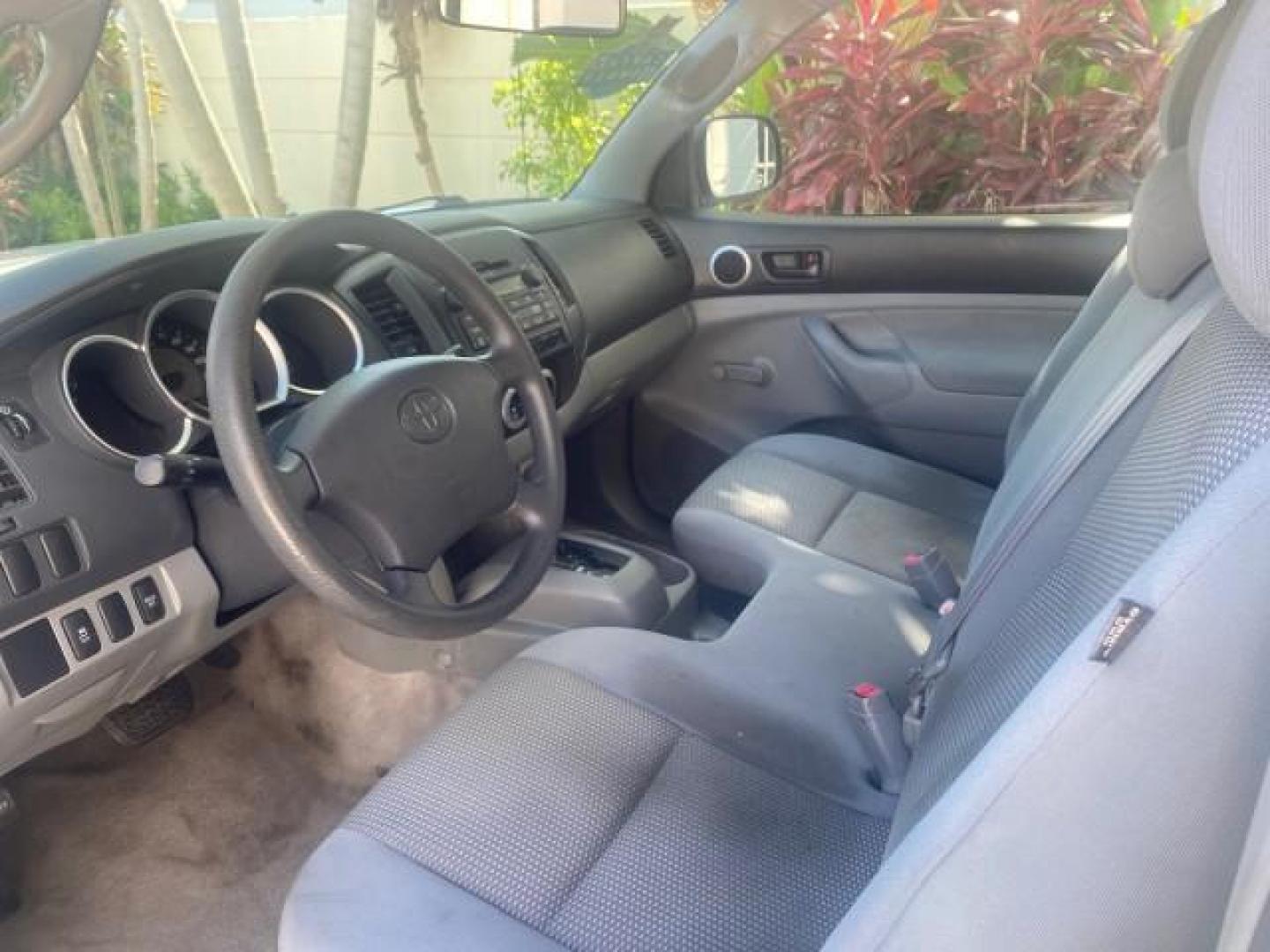 2009 Super White /Graphite Toyota Tacoma LOW MILES 25,398 1 OWNER (5TENX22N19Z) with an 2.7L DOHC EFI 16-Valve I4 VVT-i Engine engine, Automatic transmission, located at 4701 North Dixie Hwy, Pompano Beach, FL, 33064, (954) 422-2889, 26.240938, -80.123474 - OUR WEBPAGE FLORIDACARS1.COM HAS OVER 100 PHOTOS AND FREE CARFAX LINK 2009 TOYOTA TACOMA ICE COLD AC ONE OF A KIND FIND VIN: 5TENX22N19Z601422 5 T E N X 2 2 N 1 9 Z 6 0 1 4 2 2 PICKUP 2.7L I4 F DOHC 16V GASOLINE 28 MPG REAR WHEEL DRIVE Features ABS Brakes AM/FM Stereo Automatic Transmission Auxiliar - Photo#47