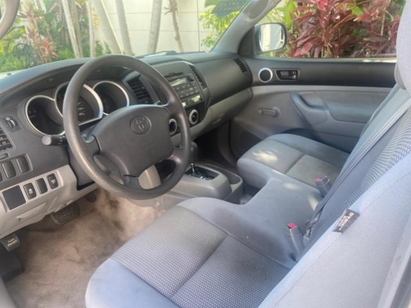 2009 Super White /Graphite Toyota Tacoma LOW MILES 25,398 1 OWNER (5TENX22N19Z) with an 2.7L DOHC EFI 16-Valve I4 VVT-i Engine engine, Automatic transmission, located at 4701 North Dixie Hwy, Pompano Beach, FL, 33064, (954) 422-2889, 26.240938, -80.123474 - OUR WEBPAGE FLORIDACARS1.COM HAS OVER 100 PHOTOS AND FREE CARFAX LINK 2009 TOYOTA TACOMA ICE COLD AC ONE OF A KIND FIND VIN: 5TENX22N19Z601422 5 T E N X 2 2 N 1 9 Z 6 0 1 4 2 2 PICKUP 2.7L I4 F DOHC 16V GASOLINE 28 MPG REAR WHEEL DRIVE Features ABS Brakes AM/FM Stereo Automatic Transmission Auxiliar - Photo#48