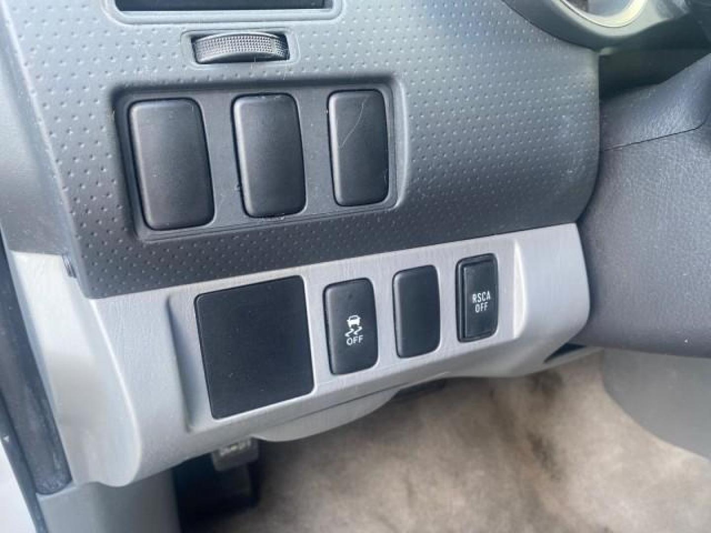 2009 Super White /Graphite Toyota Tacoma LOW MILES 25,398 1 OWNER (5TENX22N19Z) with an 2.7L DOHC EFI 16-Valve I4 VVT-i Engine engine, Automatic transmission, located at 4701 North Dixie Hwy, Pompano Beach, FL, 33064, (954) 422-2889, 26.240938, -80.123474 - OUR WEBPAGE FLORIDACARS1.COM HAS OVER 100 PHOTOS AND FREE CARFAX LINK 2009 TOYOTA TACOMA ICE COLD AC ONE OF A KIND FIND VIN: 5TENX22N19Z601422 5 T E N X 2 2 N 1 9 Z 6 0 1 4 2 2 PICKUP 2.7L I4 F DOHC 16V GASOLINE 28 MPG REAR WHEEL DRIVE Features ABS Brakes AM/FM Stereo Automatic Transmission Auxiliar - Photo#54