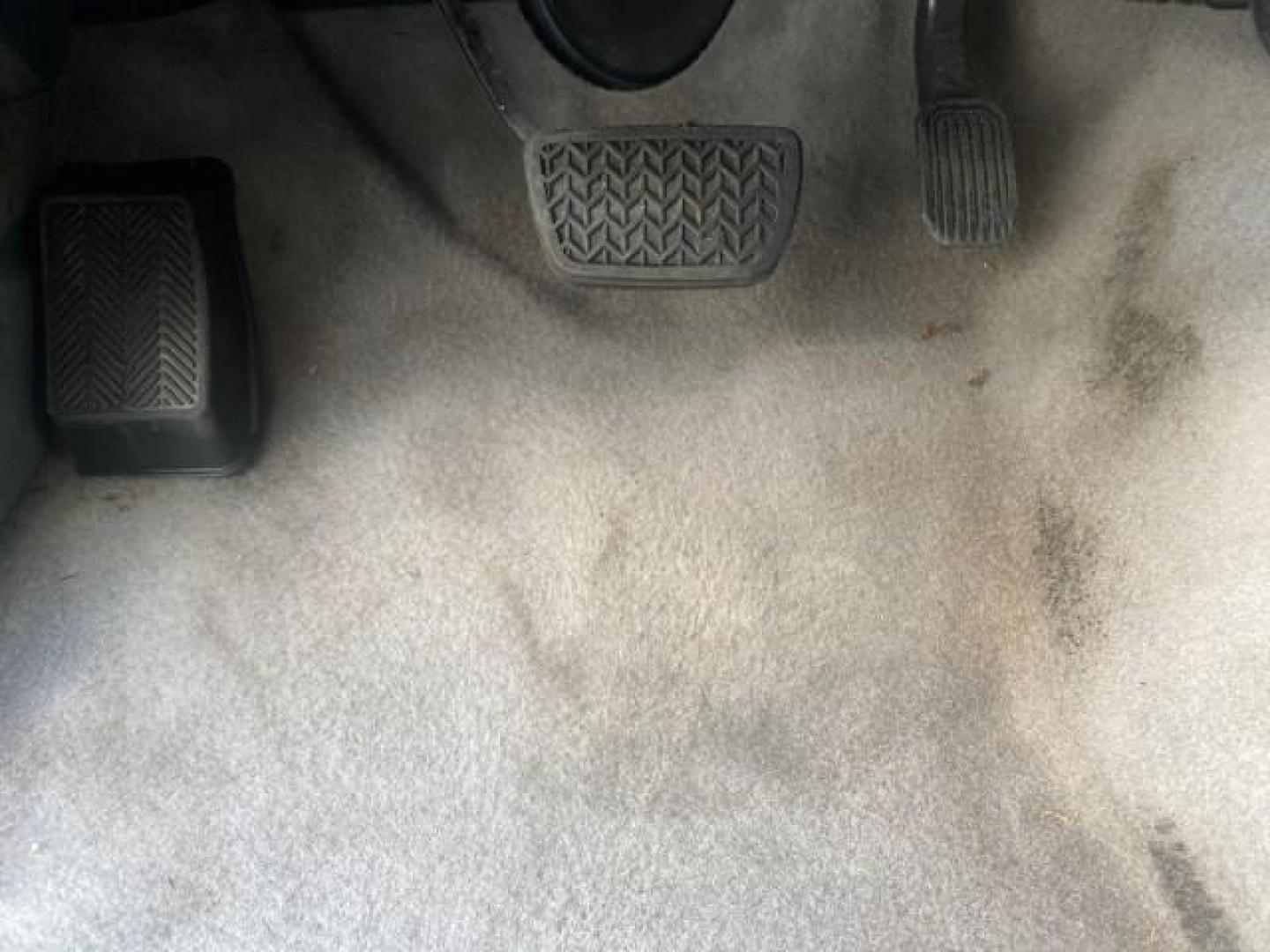 2009 Super White /Graphite Toyota Tacoma LOW MILES 25,398 1 OWNER (5TENX22N19Z) with an 2.7L DOHC EFI 16-Valve I4 VVT-i Engine engine, Automatic transmission, located at 4701 North Dixie Hwy, Pompano Beach, FL, 33064, (954) 422-2889, 26.240938, -80.123474 - OUR WEBPAGE FLORIDACARS1.COM HAS OVER 100 PHOTOS AND FREE CARFAX LINK 2009 TOYOTA TACOMA ICE COLD AC ONE OF A KIND FIND VIN: 5TENX22N19Z601422 5 T E N X 2 2 N 1 9 Z 6 0 1 4 2 2 PICKUP 2.7L I4 F DOHC 16V GASOLINE 28 MPG REAR WHEEL DRIVE Features ABS Brakes AM/FM Stereo Automatic Transmission Auxiliar - Photo#55