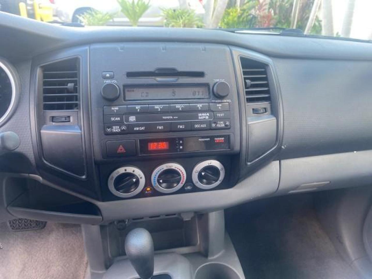 2009 Super White /Graphite Toyota Tacoma LOW MILES 25,398 1 OWNER (5TENX22N19Z) with an 2.7L DOHC EFI 16-Valve I4 VVT-i Engine engine, Automatic transmission, located at 4701 North Dixie Hwy, Pompano Beach, FL, 33064, (954) 422-2889, 26.240938, -80.123474 - OUR WEBPAGE FLORIDACARS1.COM HAS OVER 100 PHOTOS AND FREE CARFAX LINK 2009 TOYOTA TACOMA ICE COLD AC ONE OF A KIND FIND VIN: 5TENX22N19Z601422 5 T E N X 2 2 N 1 9 Z 6 0 1 4 2 2 PICKUP 2.7L I4 F DOHC 16V GASOLINE 28 MPG REAR WHEEL DRIVE Features ABS Brakes AM/FM Stereo Automatic Transmission Auxiliar - Photo#57