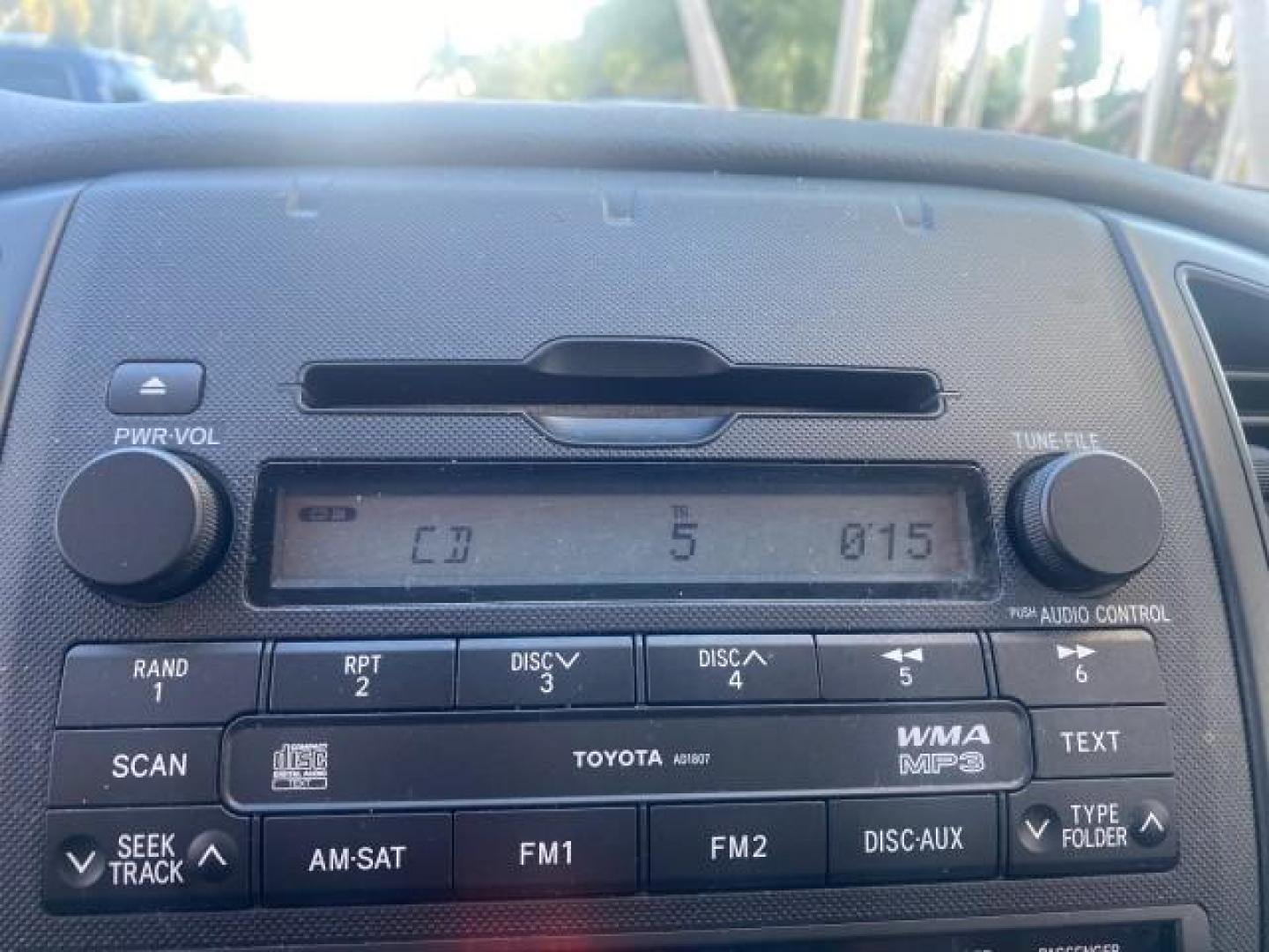 2009 Super White /Graphite Toyota Tacoma LOW MILES 25,398 1 OWNER (5TENX22N19Z) with an 2.7L DOHC EFI 16-Valve I4 VVT-i Engine engine, Automatic transmission, located at 4701 North Dixie Hwy, Pompano Beach, FL, 33064, (954) 422-2889, 26.240938, -80.123474 - OUR WEBPAGE FLORIDACARS1.COM HAS OVER 100 PHOTOS AND FREE CARFAX LINK 2009 TOYOTA TACOMA ICE COLD AC ONE OF A KIND FIND VIN: 5TENX22N19Z601422 5 T E N X 2 2 N 1 9 Z 6 0 1 4 2 2 PICKUP 2.7L I4 F DOHC 16V GASOLINE 28 MPG REAR WHEEL DRIVE Features ABS Brakes AM/FM Stereo Automatic Transmission Auxiliar - Photo#58