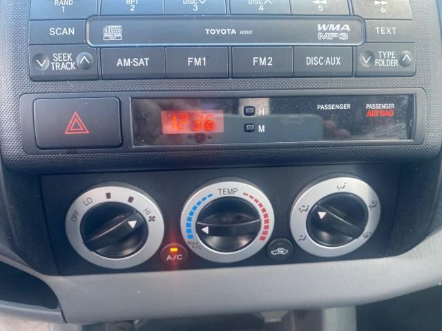 2009 Super White /Graphite Toyota Tacoma LOW MILES 25,398 1 OWNER (5TENX22N19Z) with an 2.7L DOHC EFI 16-Valve I4 VVT-i Engine engine, Automatic transmission, located at 4701 North Dixie Hwy, Pompano Beach, FL, 33064, (954) 422-2889, 26.240938, -80.123474 - OUR WEBPAGE FLORIDACARS1.COM HAS OVER 100 PHOTOS AND FREE CARFAX LINK 2009 TOYOTA TACOMA ICE COLD AC ONE OF A KIND FIND TOW PACKAGE VIN: 5TENX22N19Z601422 5 T E N X 2 2 N 1 9 Z 6 0 1 4 2 2 PICKUP 2.7L I4 F DOHC 16V GASOLINE 28 MPG REAR WHEEL DRIVE Features ABS Brakes AM/FM Stereo Automatic Transmiss - Photo#57