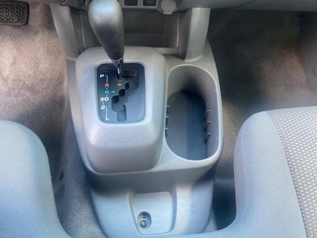 2009 Super White /Graphite Toyota Tacoma LOW MILES 25,398 1 OWNER (5TENX22N19Z) with an 2.7L DOHC EFI 16-Valve I4 VVT-i Engine engine, Automatic transmission, located at 4701 North Dixie Hwy, Pompano Beach, FL, 33064, (954) 422-2889, 26.240938, -80.123474 - OUR WEBPAGE FLORIDACARS1.COM HAS OVER 100 PHOTOS AND FREE CARFAX LINK 2009 TOYOTA TACOMA ICE COLD AC ONE OF A KIND FIND TOW PACKAGE VIN: 5TENX22N19Z601422 5 T E N X 2 2 N 1 9 Z 6 0 1 4 2 2 PICKUP 2.7L I4 F DOHC 16V GASOLINE 28 MPG REAR WHEEL DRIVE Features ABS Brakes AM/FM Stereo Automatic Transmiss - Photo#60