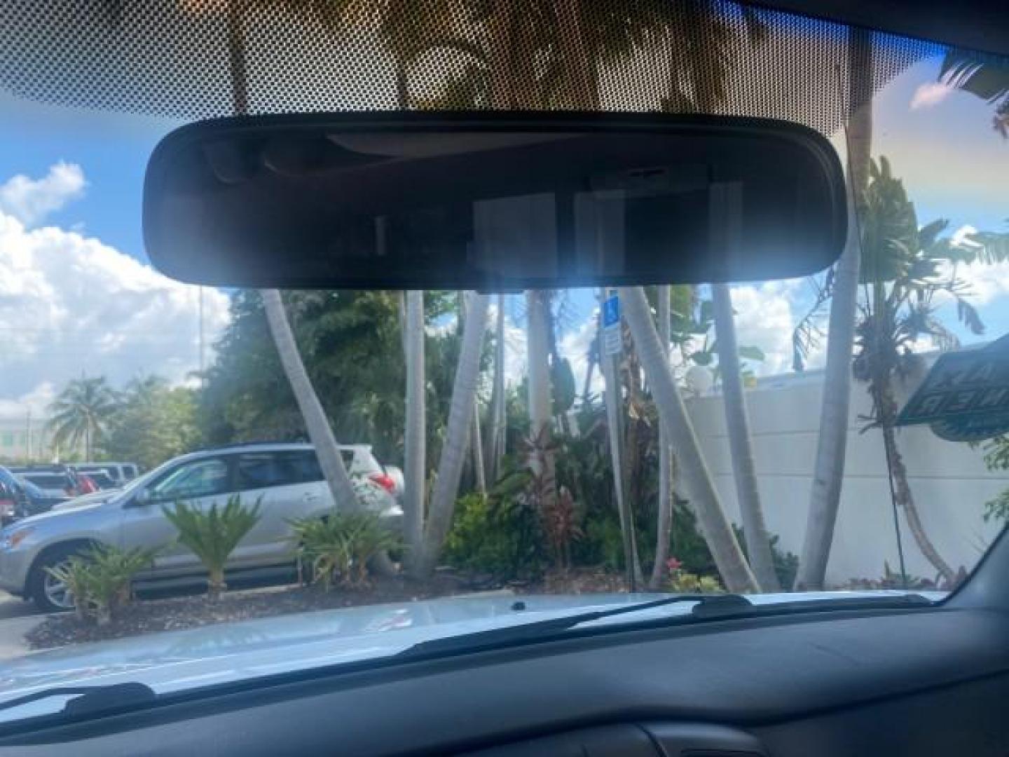 2009 Super White /Graphite Toyota Tacoma LOW MILES 25,398 1 OWNER (5TENX22N19Z) with an 2.7L DOHC EFI 16-Valve I4 VVT-i Engine engine, Automatic transmission, located at 4701 North Dixie Hwy, Pompano Beach, FL, 33064, (954) 422-2889, 26.240938, -80.123474 - OUR WEBPAGE FLORIDACARS1.COM HAS OVER 100 PHOTOS AND FREE CARFAX LINK 2009 TOYOTA TACOMA ICE COLD AC ONE OF A KIND FIND VIN: 5TENX22N19Z601422 5 T E N X 2 2 N 1 9 Z 6 0 1 4 2 2 PICKUP 2.7L I4 F DOHC 16V GASOLINE 28 MPG REAR WHEEL DRIVE Features ABS Brakes AM/FM Stereo Automatic Transmission Auxiliar - Photo#63