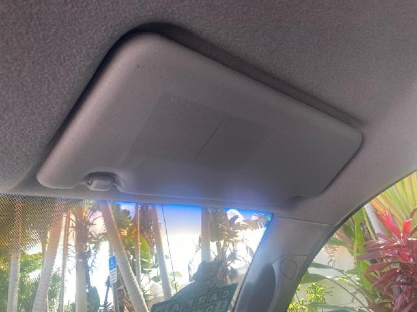 2009 Super White /Graphite Toyota Tacoma LOW MILES 25,398 1 OWNER (5TENX22N19Z) with an 2.7L DOHC EFI 16-Valve I4 VVT-i Engine engine, Automatic transmission, located at 4701 North Dixie Hwy, Pompano Beach, FL, 33064, (954) 422-2889, 26.240938, -80.123474 - OUR WEBPAGE FLORIDACARS1.COM HAS OVER 100 PHOTOS AND FREE CARFAX LINK 2009 TOYOTA TACOMA ICE COLD AC ONE OF A KIND FIND VIN: 5TENX22N19Z601422 5 T E N X 2 2 N 1 9 Z 6 0 1 4 2 2 PICKUP 2.7L I4 F DOHC 16V GASOLINE 28 MPG REAR WHEEL DRIVE Features ABS Brakes AM/FM Stereo Automatic Transmission Auxiliar - Photo#66