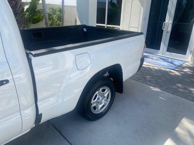 2009 Super White /Graphite Toyota Tacoma LOW MILES 25,398 1 OWNER (5TENX22N19Z) with an 2.7L DOHC EFI 16-Valve I4 VVT-i Engine engine, Automatic transmission, located at 4701 North Dixie Hwy, Pompano Beach, FL, 33064, (954) 422-2889, 26.240938, -80.123474 - OUR WEBPAGE FLORIDACARS1.COM HAS OVER 100 PHOTOS AND FREE CARFAX LINK 2009 TOYOTA TACOMA ICE COLD AC ONE OF A KIND FIND TOW PACKAGE VIN: 5TENX22N19Z601422 5 T E N X 2 2 N 1 9 Z 6 0 1 4 2 2 PICKUP 2.7L I4 F DOHC 16V GASOLINE 28 MPG REAR WHEEL DRIVE Features ABS Brakes AM/FM Stereo Automatic Transmiss - Photo#70