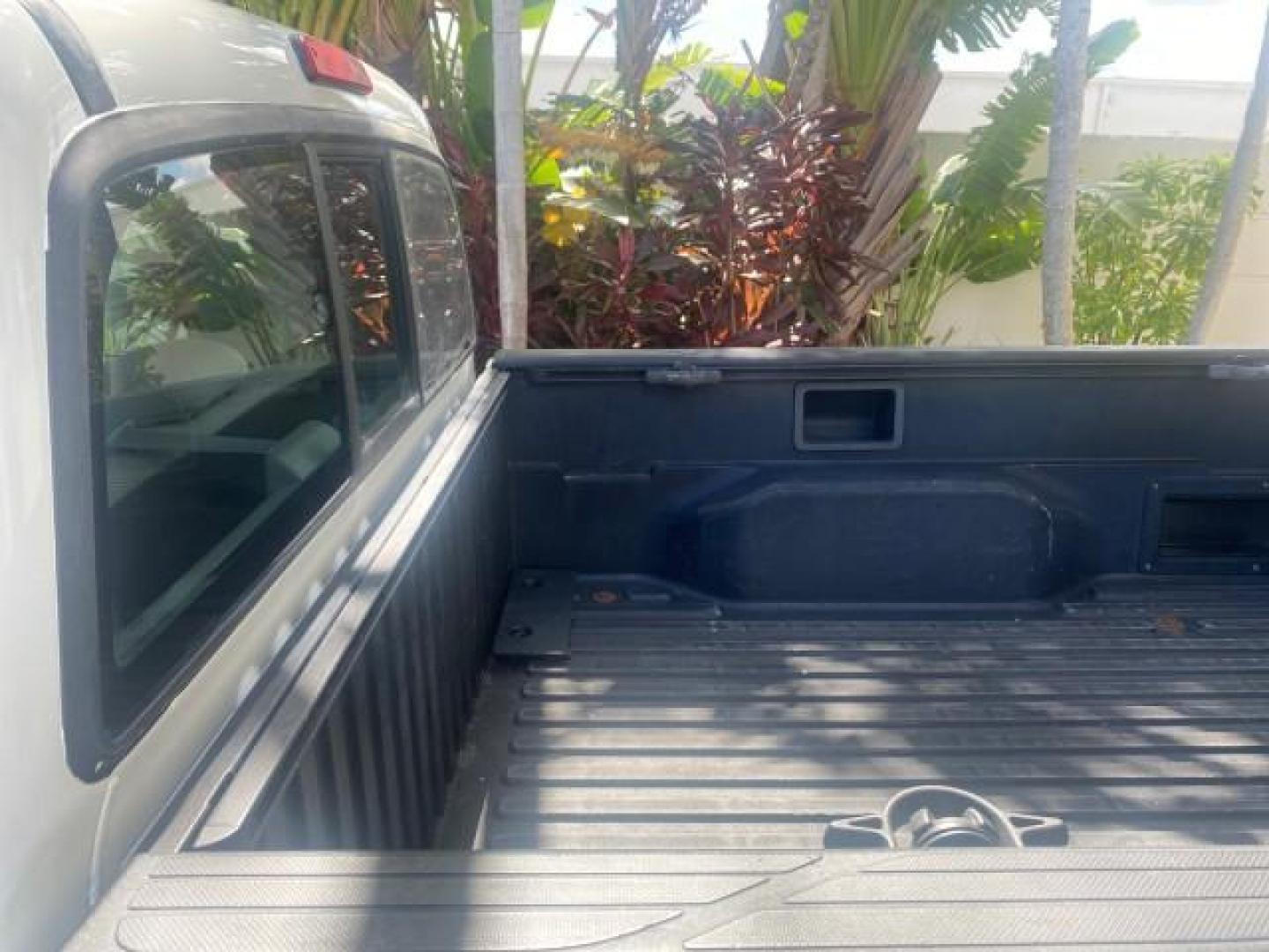 2009 Super White /Graphite Toyota Tacoma LOW MILES 25,398 1 OWNER (5TENX22N19Z) with an 2.7L DOHC EFI 16-Valve I4 VVT-i Engine engine, Automatic transmission, located at 4701 North Dixie Hwy, Pompano Beach, FL, 33064, (954) 422-2889, 26.240938, -80.123474 - OUR WEBPAGE FLORIDACARS1.COM HAS OVER 100 PHOTOS AND FREE CARFAX LINK 2009 TOYOTA TACOMA ICE COLD AC ONE OF A KIND FIND VIN: 5TENX22N19Z601422 5 T E N X 2 2 N 1 9 Z 6 0 1 4 2 2 PICKUP 2.7L I4 F DOHC 16V GASOLINE 28 MPG REAR WHEEL DRIVE Features ABS Brakes AM/FM Stereo Automatic Transmission Auxiliar - Photo#73