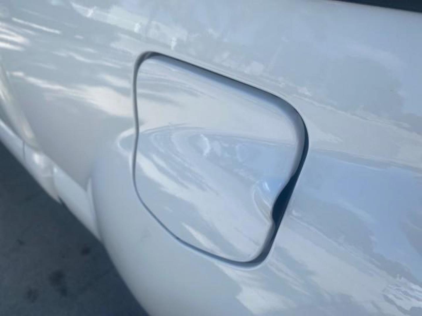 2009 Super White /Graphite Toyota Tacoma LOW MILES 25,398 1 OWNER (5TENX22N19Z) with an 2.7L DOHC EFI 16-Valve I4 VVT-i Engine engine, Automatic transmission, located at 4701 North Dixie Hwy, Pompano Beach, FL, 33064, (954) 422-2889, 26.240938, -80.123474 - OUR WEBPAGE FLORIDACARS1.COM HAS OVER 100 PHOTOS AND FREE CARFAX LINK 2009 TOYOTA TACOMA ICE COLD AC ONE OF A KIND FIND VIN: 5TENX22N19Z601422 5 T E N X 2 2 N 1 9 Z 6 0 1 4 2 2 PICKUP 2.7L I4 F DOHC 16V GASOLINE 28 MPG REAR WHEEL DRIVE Features ABS Brakes AM/FM Stereo Automatic Transmission Auxiliar - Photo#74