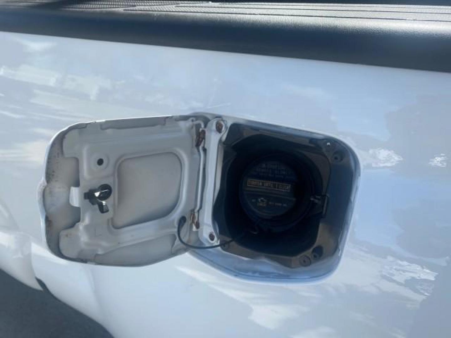 2009 Super White /Graphite Toyota Tacoma LOW MILES 25,398 1 OWNER (5TENX22N19Z) with an 2.7L DOHC EFI 16-Valve I4 VVT-i Engine engine, Automatic transmission, located at 4701 North Dixie Hwy, Pompano Beach, FL, 33064, (954) 422-2889, 26.240938, -80.123474 - OUR WEBPAGE FLORIDACARS1.COM HAS OVER 100 PHOTOS AND FREE CARFAX LINK 2009 TOYOTA TACOMA ICE COLD AC ONE OF A KIND FIND VIN: 5TENX22N19Z601422 5 T E N X 2 2 N 1 9 Z 6 0 1 4 2 2 PICKUP 2.7L I4 F DOHC 16V GASOLINE 28 MPG REAR WHEEL DRIVE Features ABS Brakes AM/FM Stereo Automatic Transmission Auxiliar - Photo#75