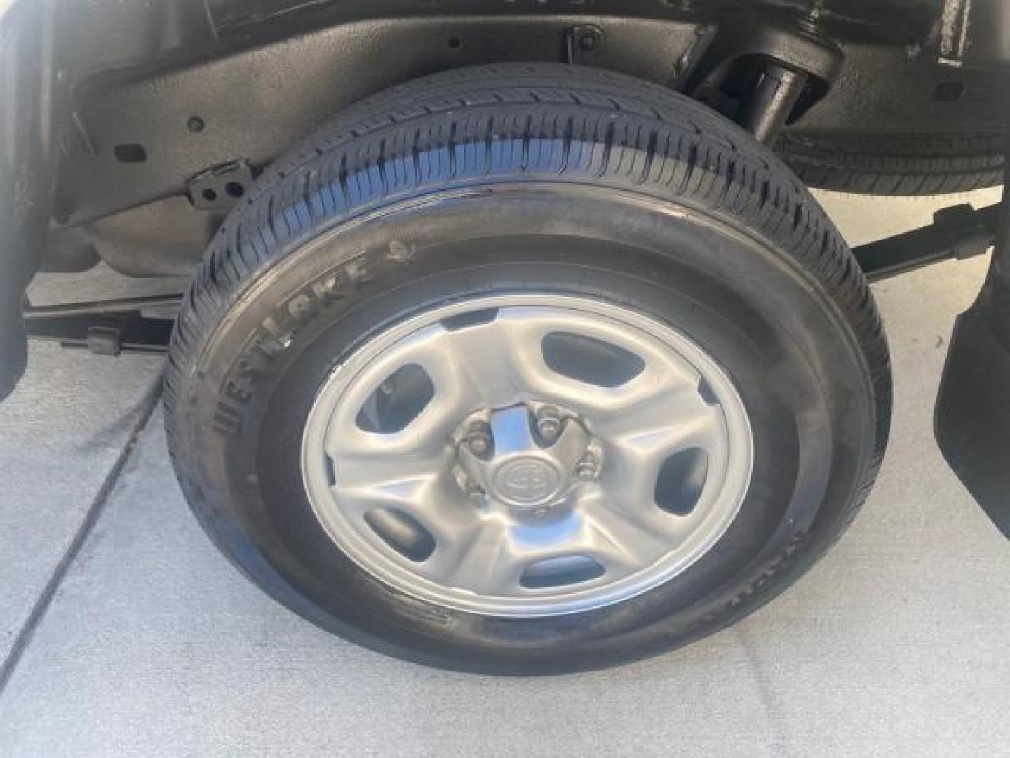 2009 Super White /Graphite Toyota Tacoma LOW MILES 25,398 1 OWNER (5TENX22N19Z) with an 2.7L DOHC EFI 16-Valve I4 VVT-i Engine engine, Automatic transmission, located at 4701 North Dixie Hwy, Pompano Beach, FL, 33064, (954) 422-2889, 26.240938, -80.123474 - OUR WEBPAGE FLORIDACARS1.COM HAS OVER 100 PHOTOS AND FREE CARFAX LINK 2009 TOYOTA TACOMA ICE COLD AC ONE OF A KIND FIND VIN: 5TENX22N19Z601422 5 T E N X 2 2 N 1 9 Z 6 0 1 4 2 2 PICKUP 2.7L I4 F DOHC 16V GASOLINE 28 MPG REAR WHEEL DRIVE Features ABS Brakes AM/FM Stereo Automatic Transmission Auxiliar - Photo#76