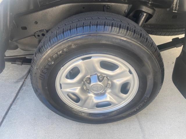 2009 Super White /Graphite Toyota Tacoma LOW MILES 25,398 1 OWNER (5TENX22N19Z) with an 2.7L DOHC EFI 16-Valve I4 VVT-i Engine engine, Automatic transmission, located at 4701 North Dixie Hwy, Pompano Beach, FL, 33064, (954) 422-2889, 26.240938, -80.123474 - OUR WEBPAGE FLORIDACARS1.COM HAS OVER 100 PHOTOS AND FREE CARFAX LINK 2009 TOYOTA TACOMA ICE COLD AC ONE OF A KIND FIND TOW PACKAGE VIN: 5TENX22N19Z601422 5 T E N X 2 2 N 1 9 Z 6 0 1 4 2 2 PICKUP 2.7L I4 F DOHC 16V GASOLINE 28 MPG REAR WHEEL DRIVE Features ABS Brakes AM/FM Stereo Automatic Transmiss - Photo#74