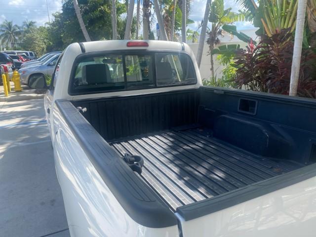2009 Super White /Graphite Toyota Tacoma LOW MILES 25,398 1 OWNER (5TENX22N19Z) with an 2.7L DOHC EFI 16-Valve I4 VVT-i Engine engine, Automatic transmission, located at 4701 North Dixie Hwy, Pompano Beach, FL, 33064, (954) 422-2889, 26.240938, -80.123474 - OUR WEBPAGE FLORIDACARS1.COM HAS OVER 100 PHOTOS AND FREE CARFAX LINK 2009 TOYOTA TACOMA ICE COLD AC ONE OF A KIND FIND TOW PACKAGE VIN: 5TENX22N19Z601422 5 T E N X 2 2 N 1 9 Z 6 0 1 4 2 2 PICKUP 2.7L I4 F DOHC 16V GASOLINE 28 MPG REAR WHEEL DRIVE Features ABS Brakes AM/FM Stereo Automatic Transmiss - Photo#78