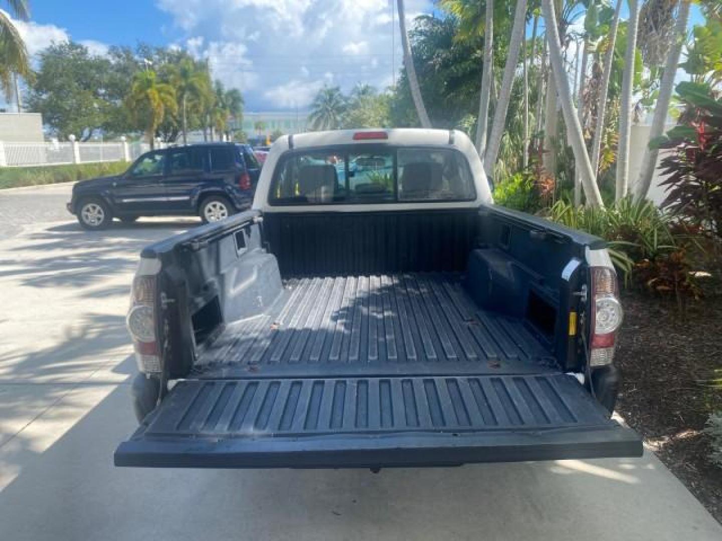 2009 Super White /Graphite Toyota Tacoma LOW MILES 25,398 1 OWNER (5TENX22N19Z) with an 2.7L DOHC EFI 16-Valve I4 VVT-i Engine engine, Automatic transmission, located at 4701 North Dixie Hwy, Pompano Beach, FL, 33064, (954) 422-2889, 26.240938, -80.123474 - OUR WEBPAGE FLORIDACARS1.COM HAS OVER 100 PHOTOS AND FREE CARFAX LINK 2009 TOYOTA TACOMA ICE COLD AC ONE OF A KIND FIND VIN: 5TENX22N19Z601422 5 T E N X 2 2 N 1 9 Z 6 0 1 4 2 2 PICKUP 2.7L I4 F DOHC 16V GASOLINE 28 MPG REAR WHEEL DRIVE Features ABS Brakes AM/FM Stereo Automatic Transmission Auxiliar - Photo#81