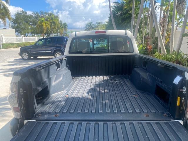 2009 Super White /Graphite Toyota Tacoma LOW MILES 25,398 1 OWNER (5TENX22N19Z) with an 2.7L DOHC EFI 16-Valve I4 VVT-i Engine engine, Automatic transmission, located at 4701 North Dixie Hwy, Pompano Beach, FL, 33064, (954) 422-2889, 26.240938, -80.123474 - OUR WEBPAGE FLORIDACARS1.COM HAS OVER 100 PHOTOS AND FREE CARFAX LINK 2009 TOYOTA TACOMA ICE COLD AC ONE OF A KIND FIND TOW PACKAGE VIN: 5TENX22N19Z601422 5 T E N X 2 2 N 1 9 Z 6 0 1 4 2 2 PICKUP 2.7L I4 F DOHC 16V GASOLINE 28 MPG REAR WHEEL DRIVE Features ABS Brakes AM/FM Stereo Automatic Transmiss - Photo#80